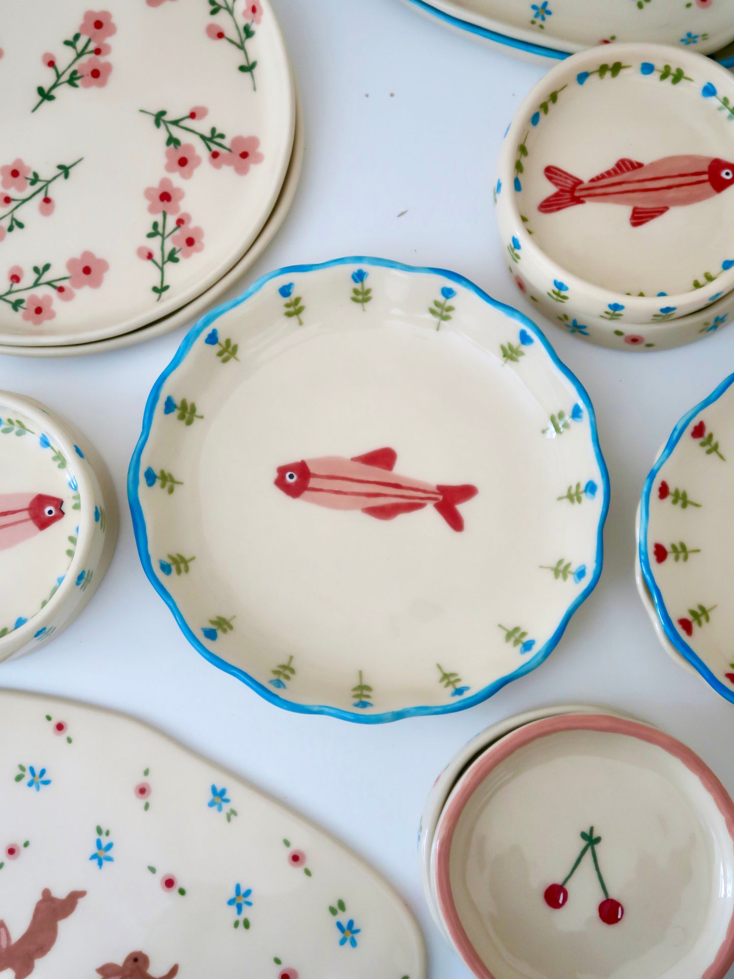 Scalloped plate with fish