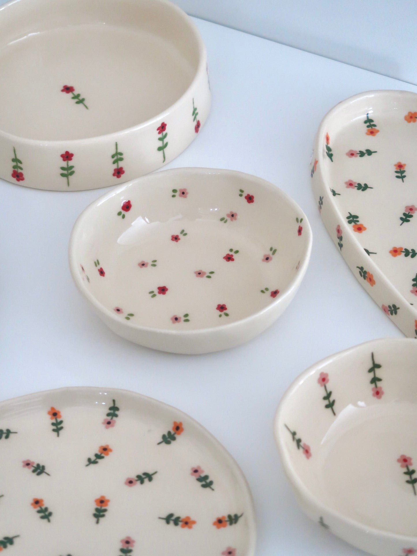 Bowl with pink and red flowers