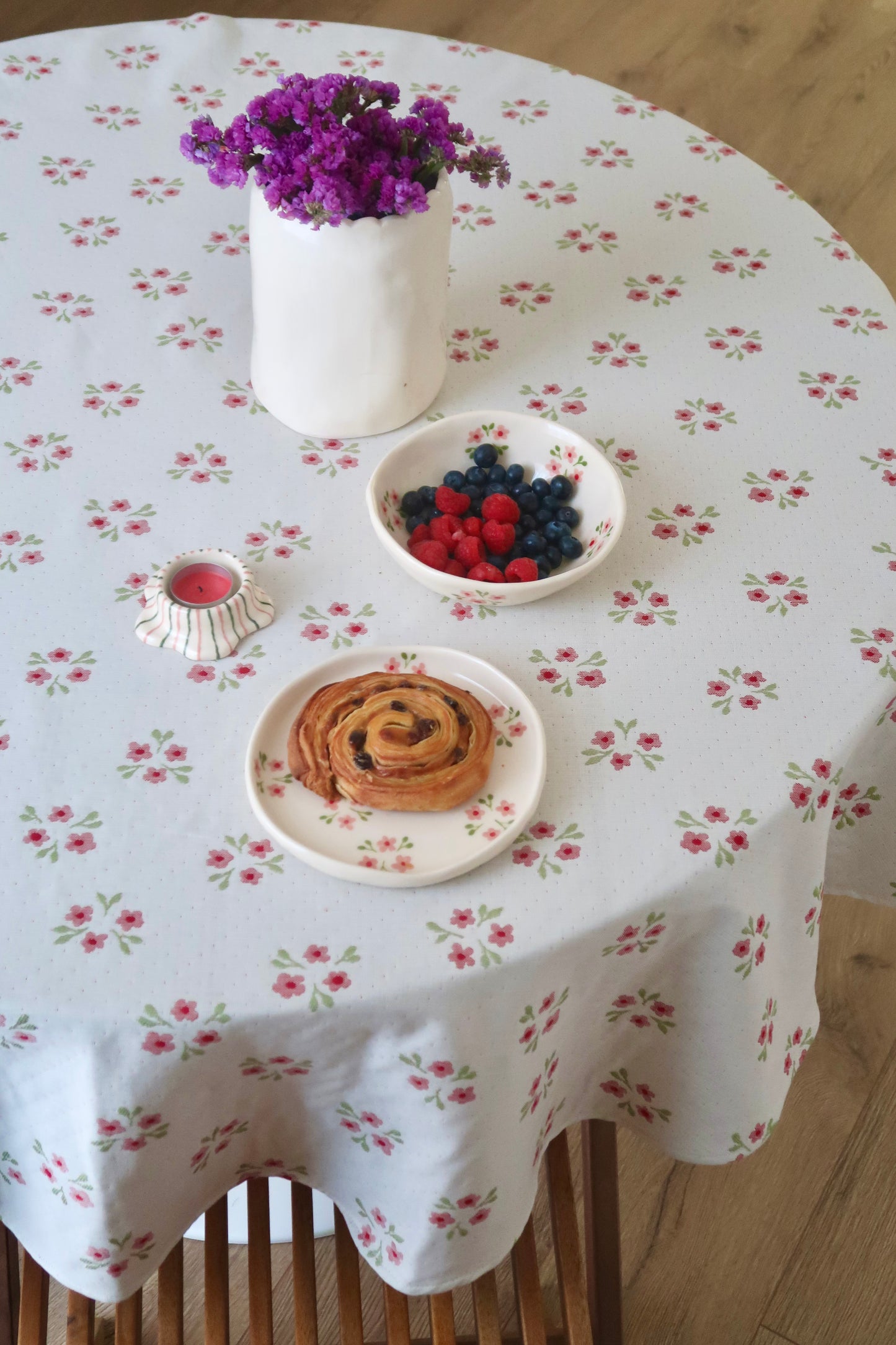 French Jacquard tablecloth with pink flowers