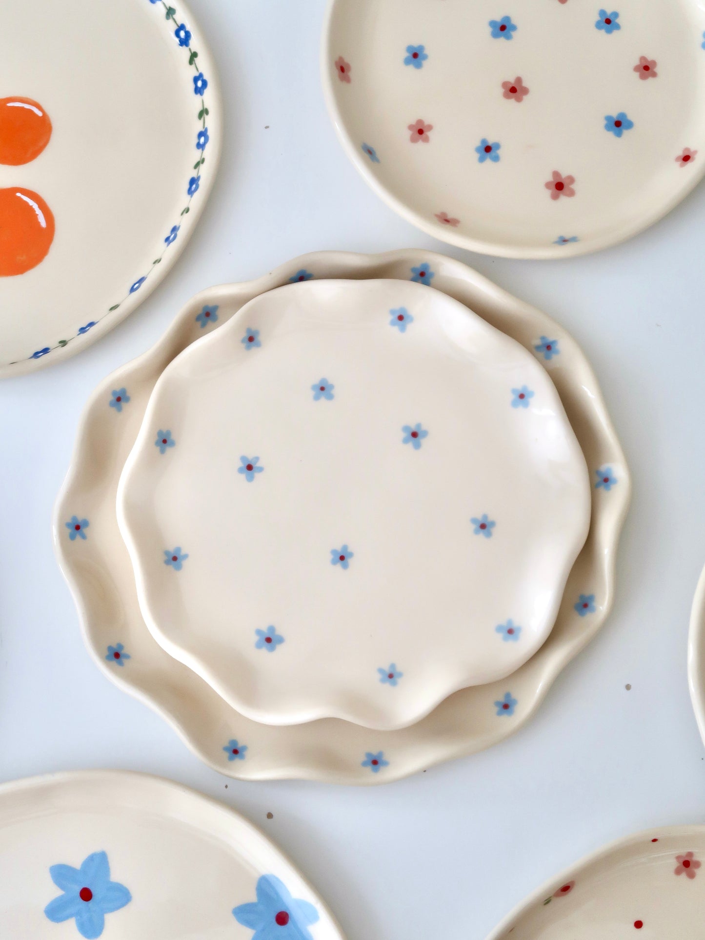 Wavy plate with blue flowers