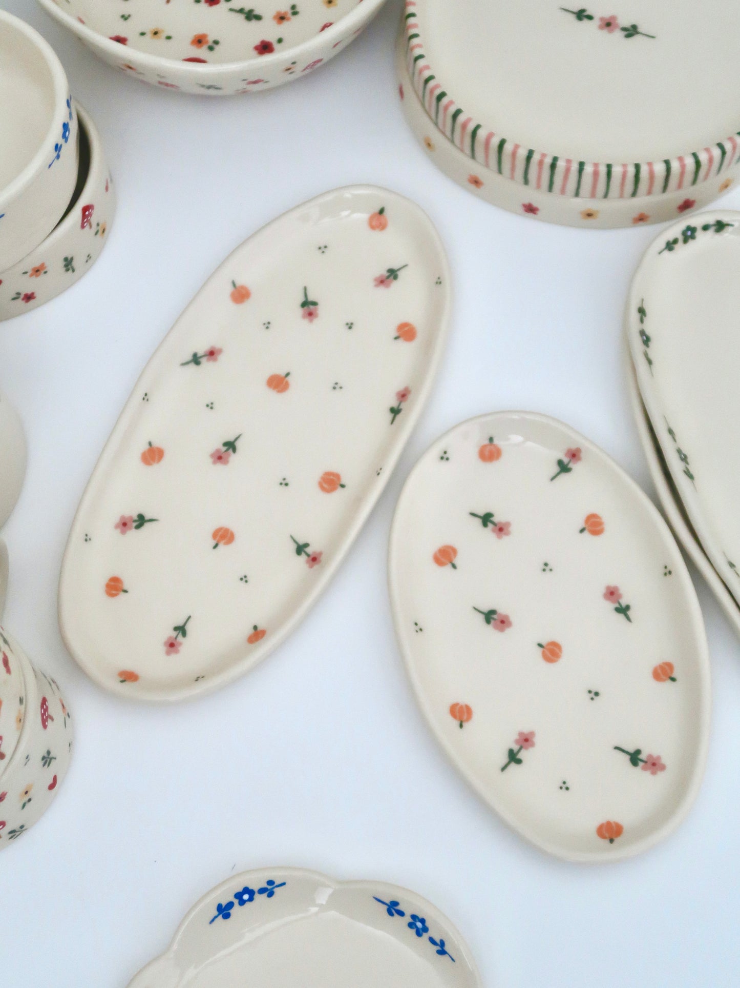 Platter with pumpkins and pink flowers - medium