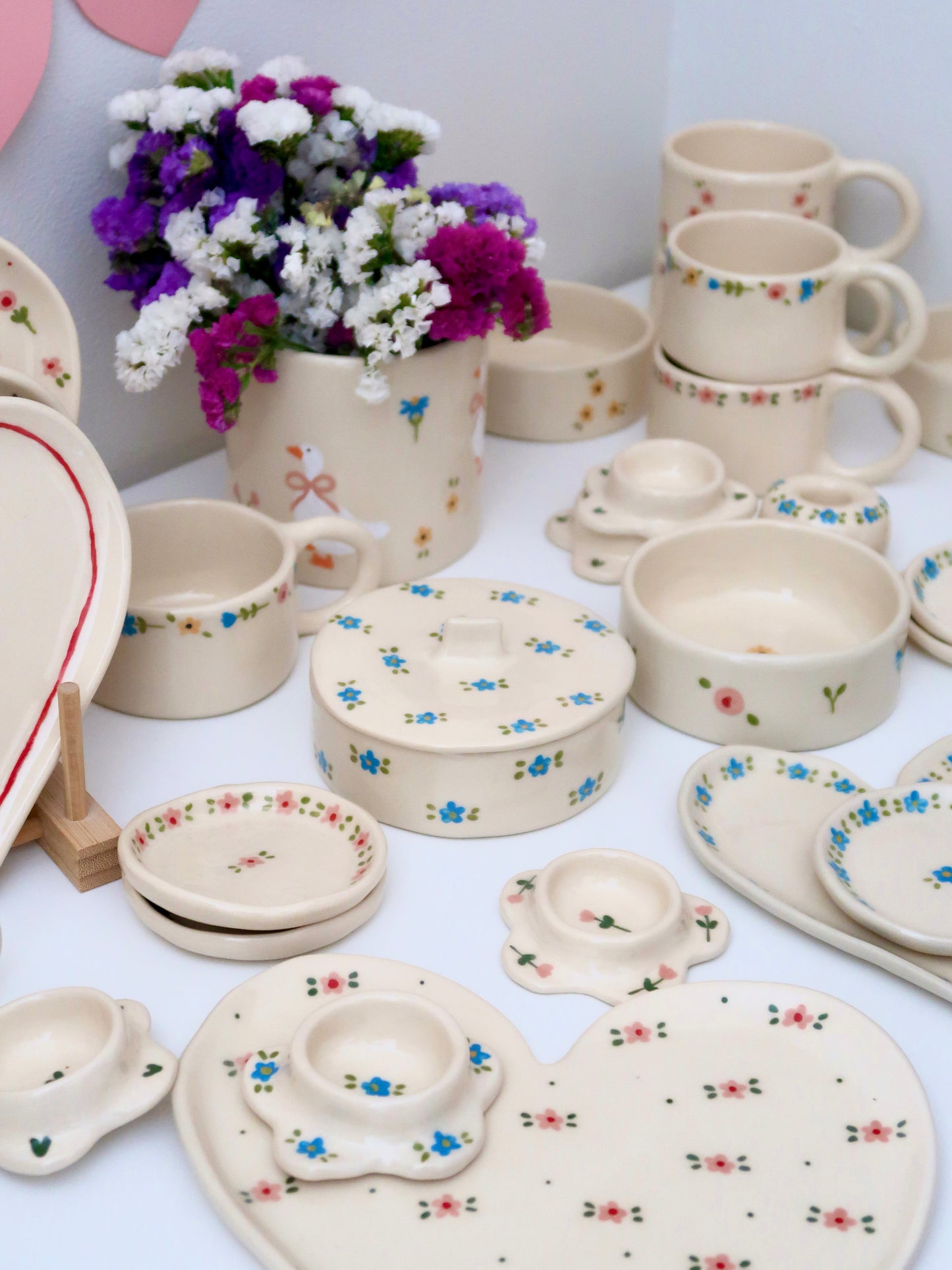Bowl with lid and blue flowers