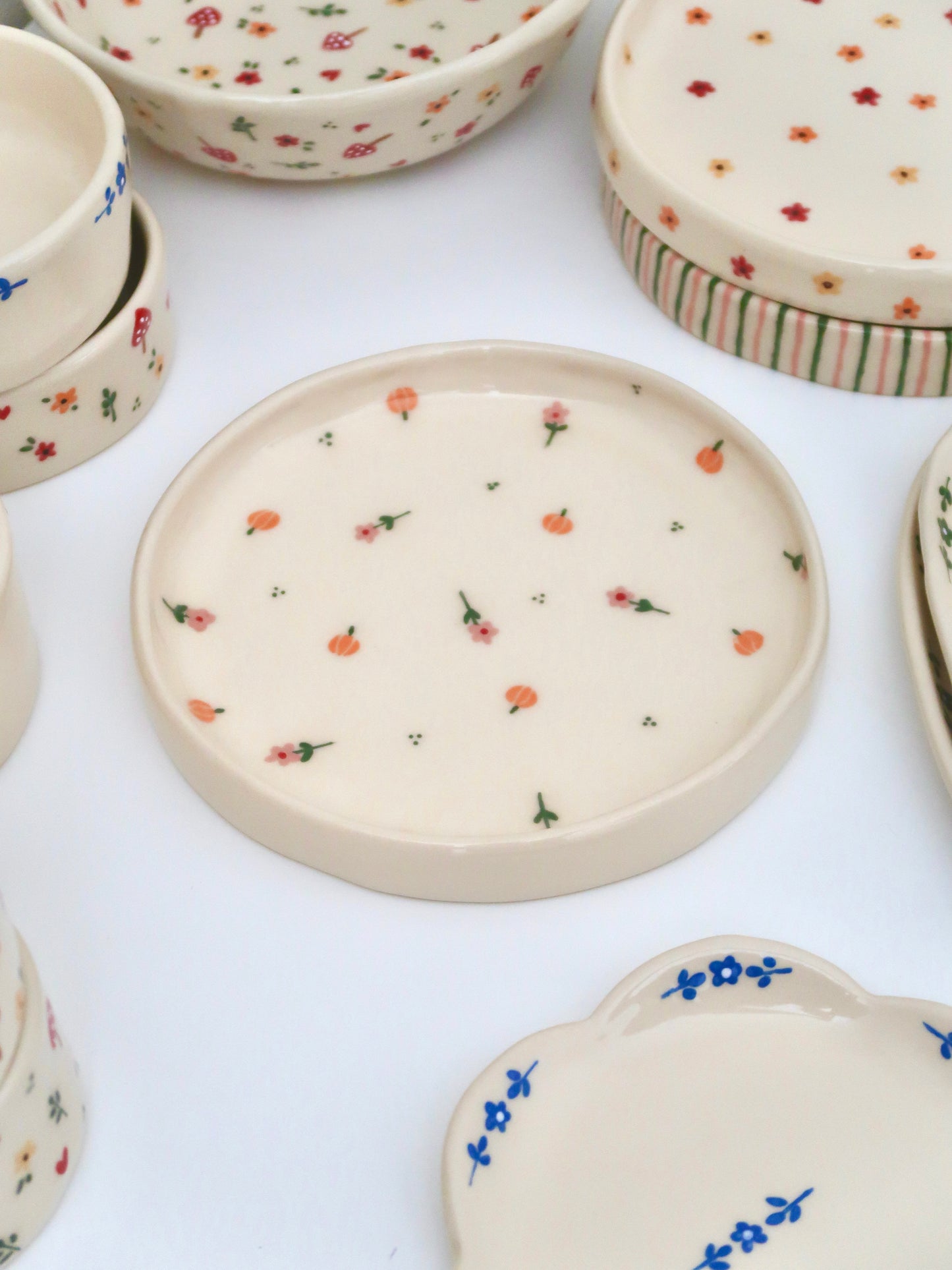 High edge plate with pumpkins and pink flowers
