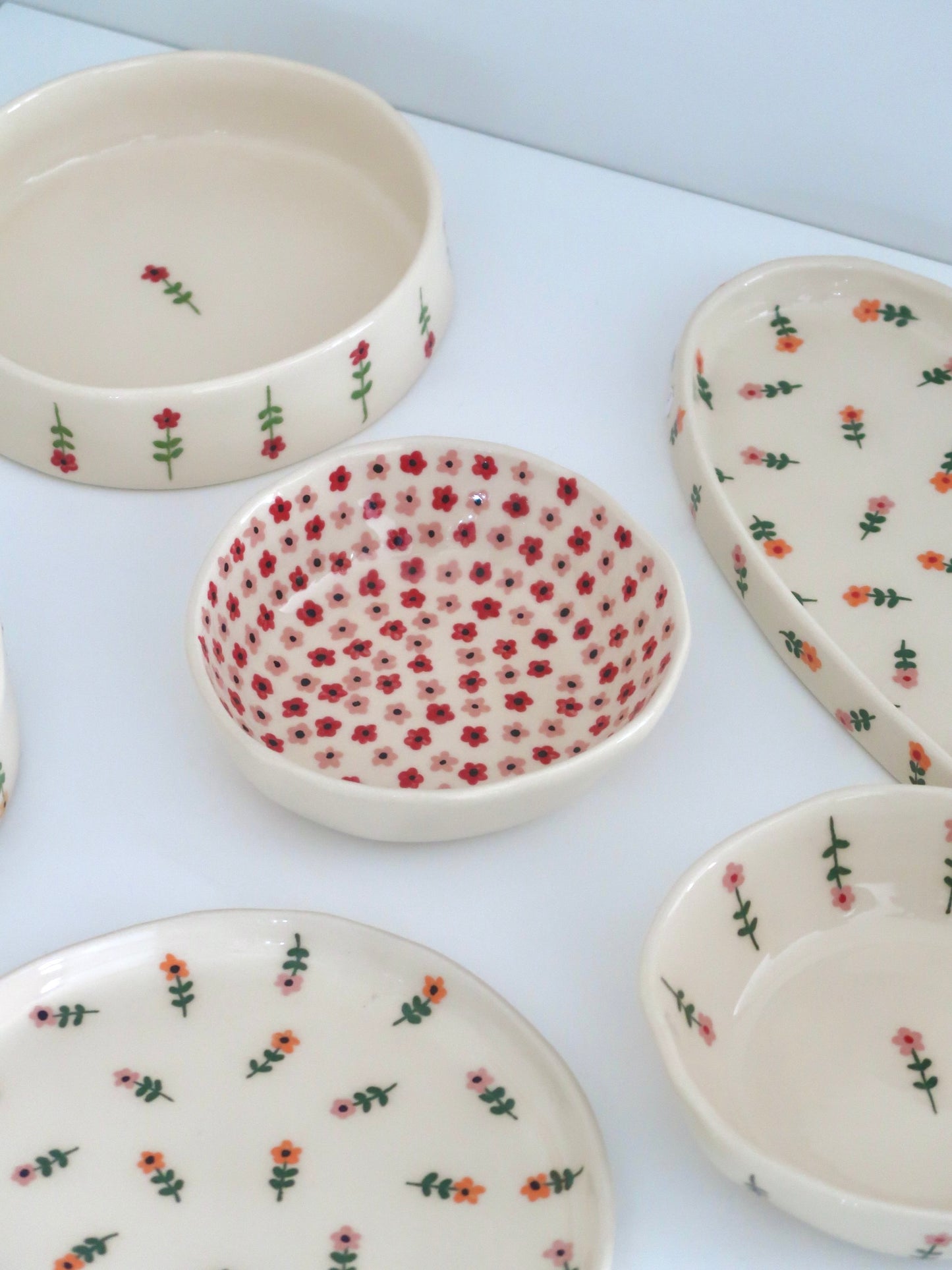 Bowl with pink and red flowers