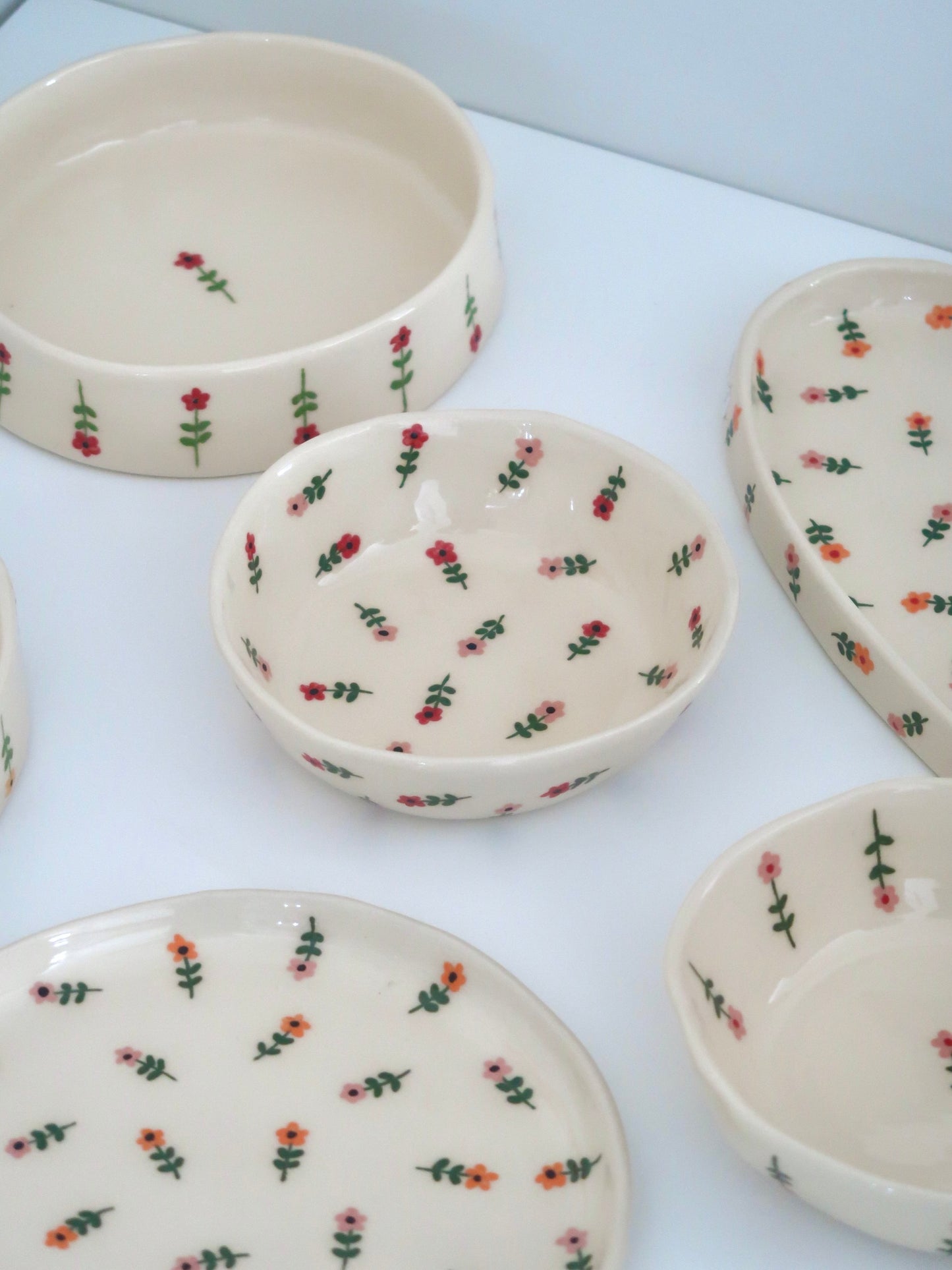 Bowl with pink and red flowers