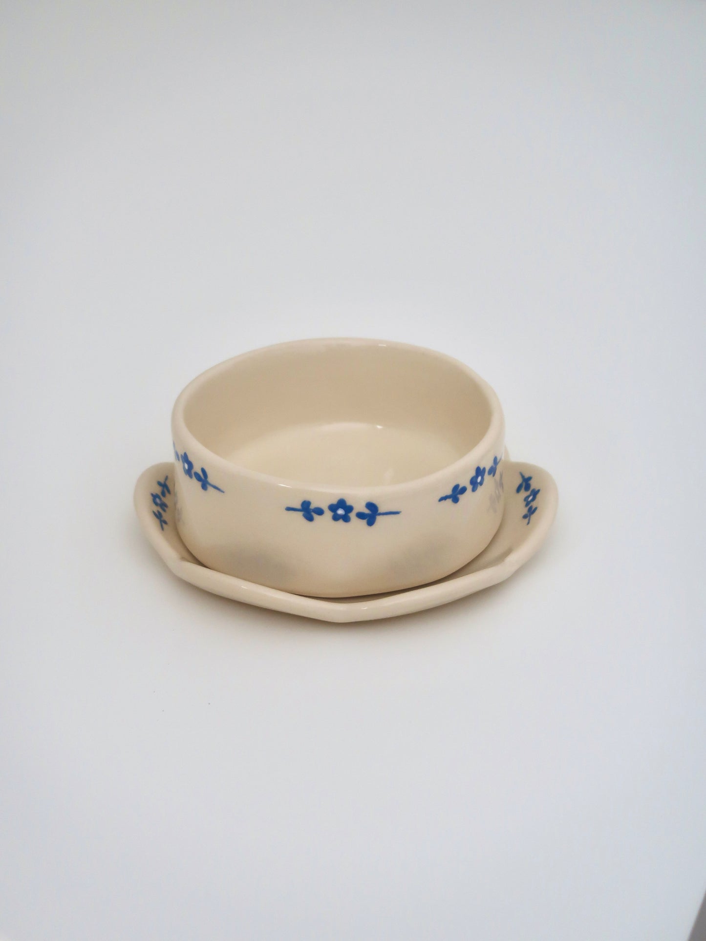 Set with blue flowers