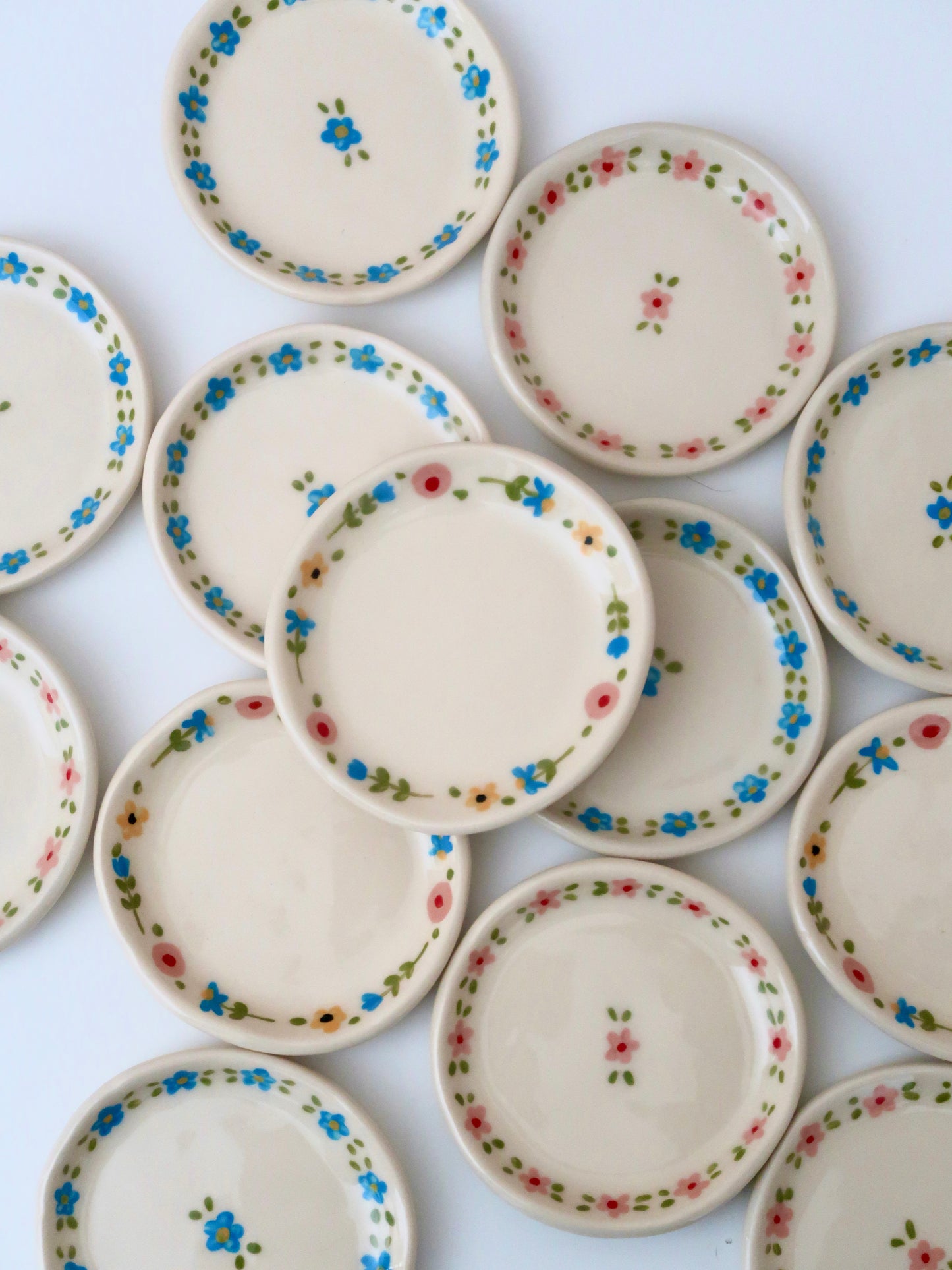 Ring dish with multicolour flowers
