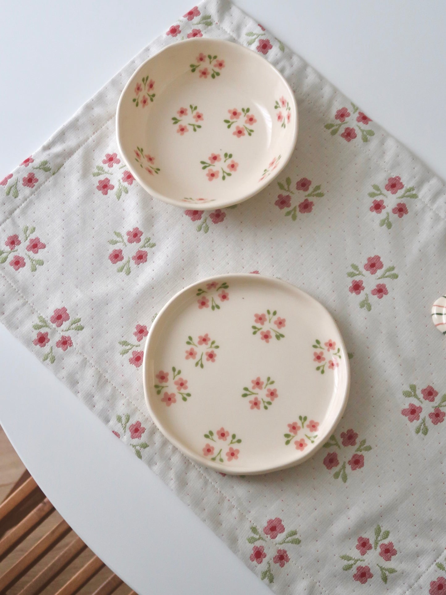 French Jacquard set of placemats with pink flowers