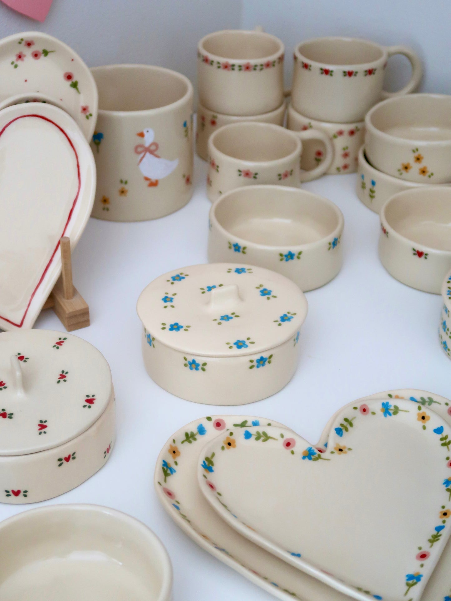 Bowl with a lid and blue flowers
