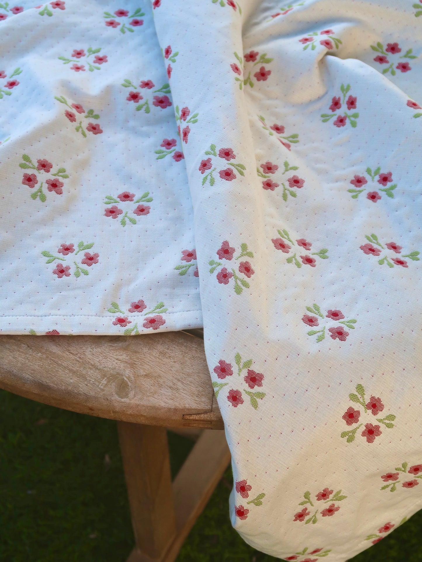 French Jacquard tablecloth with pink flowers