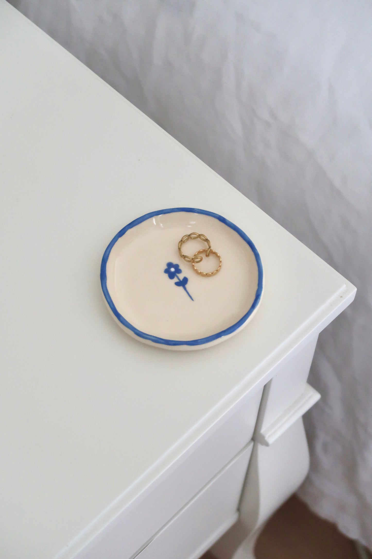 Ring dish with blue flowers