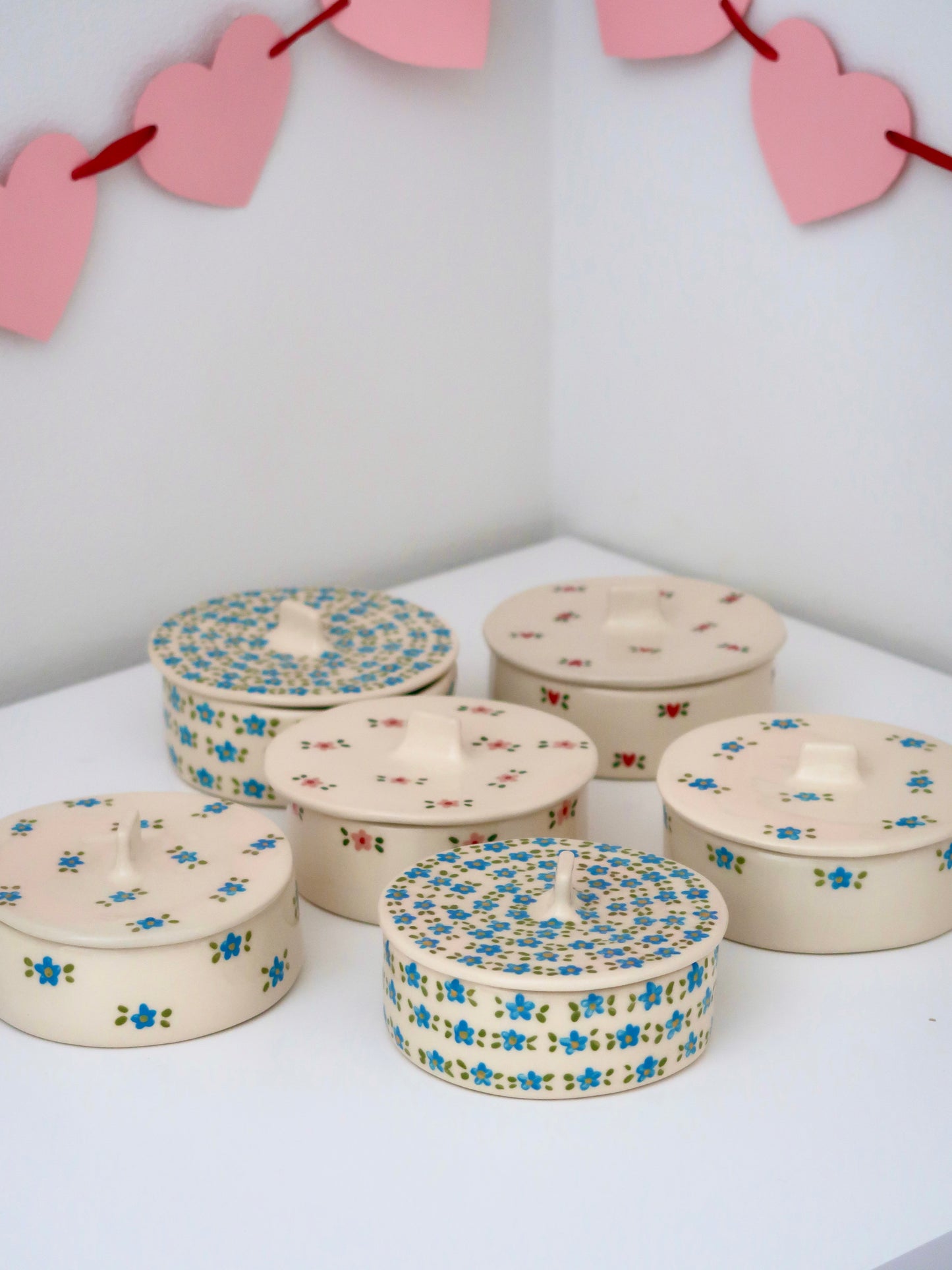 Bowl with lid and blue flowers