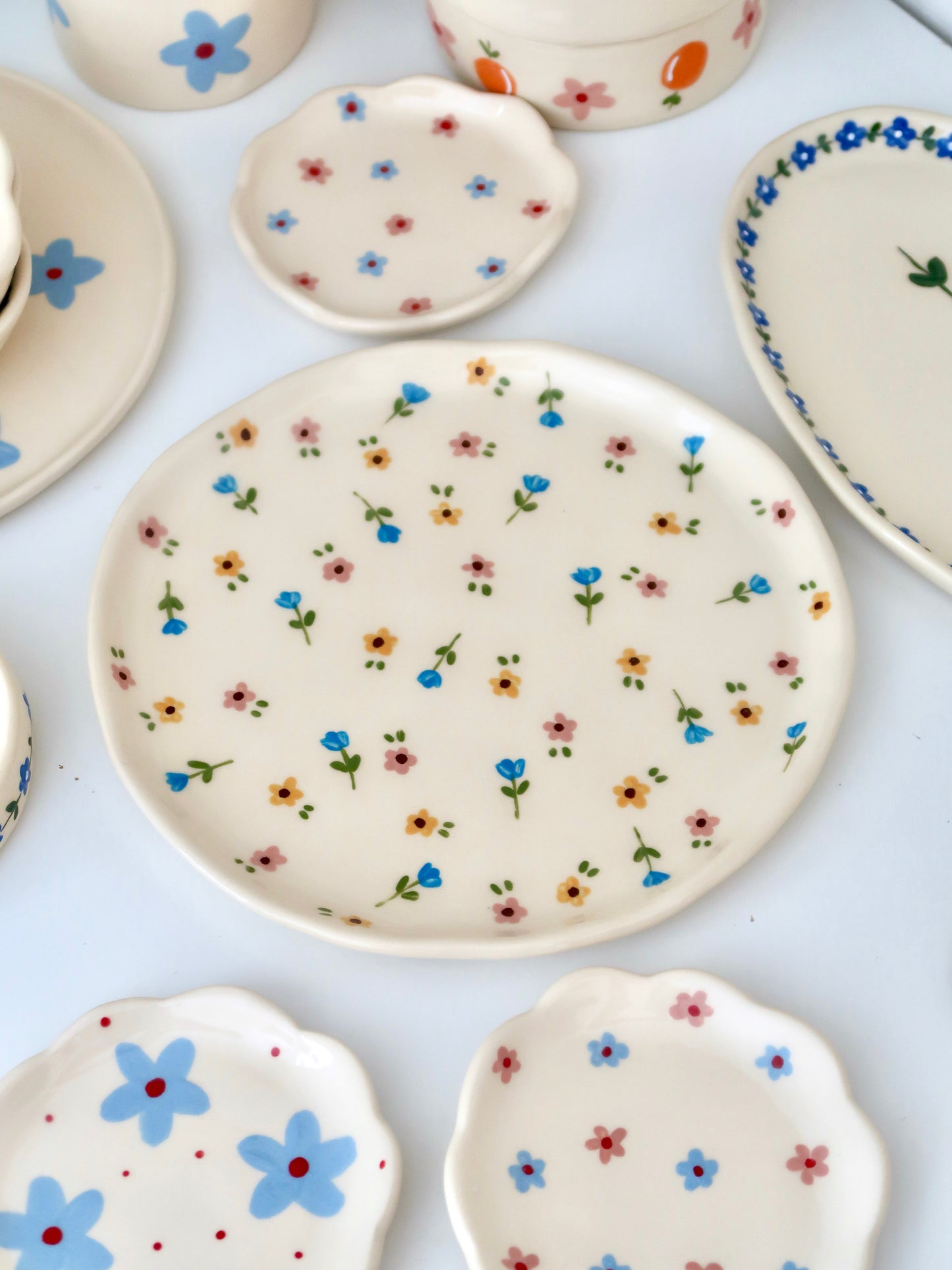 Plate with multicolor flowers
