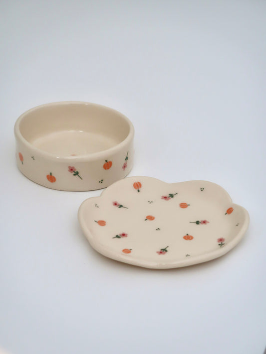 Set with pumpkins and pink flowers
