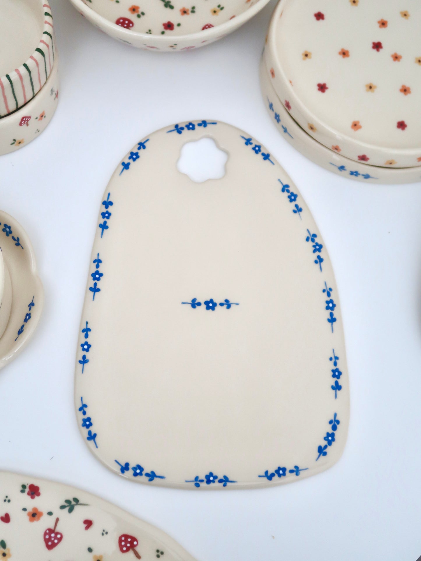 Kitchen board with blue flowers