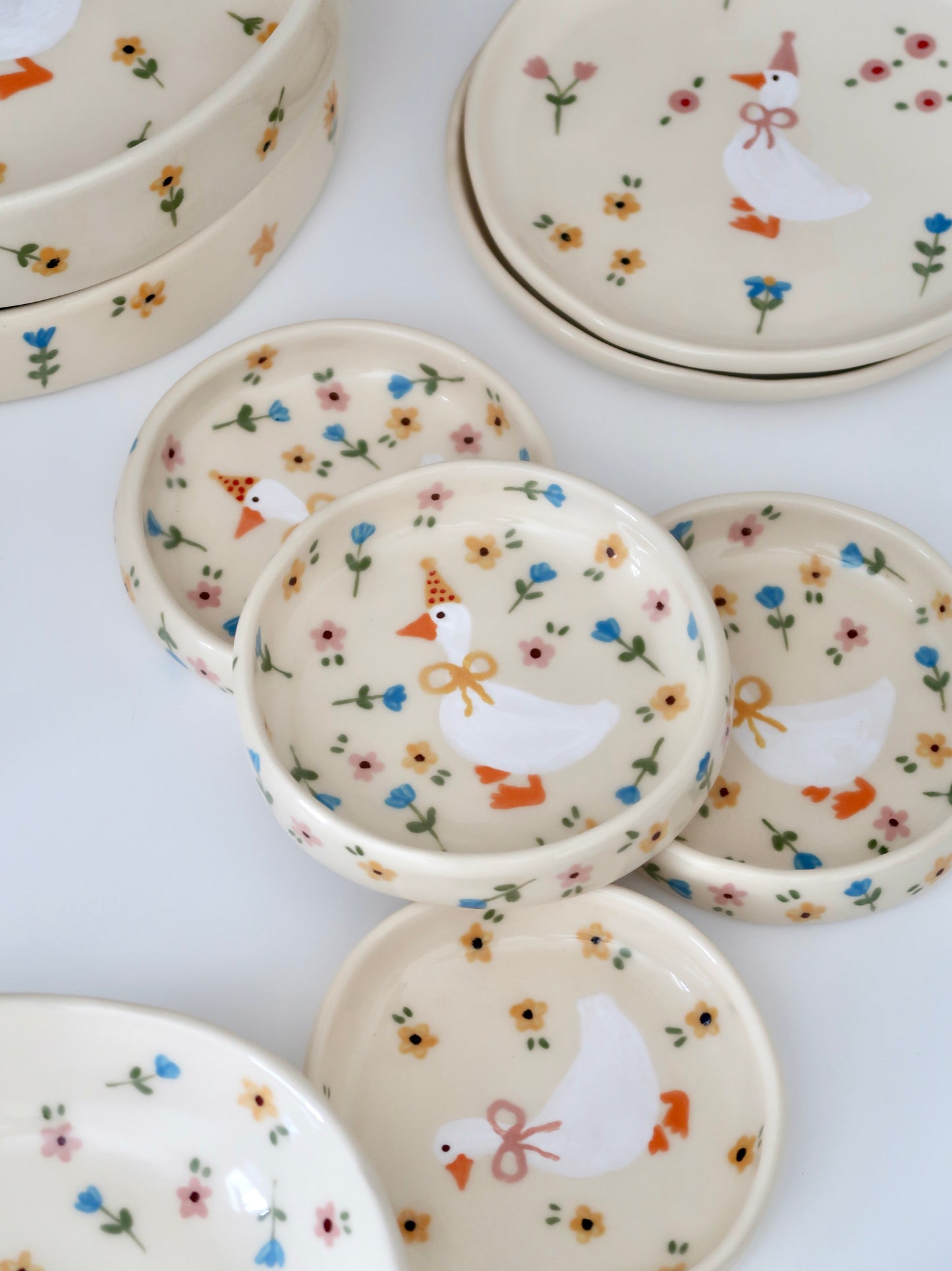 Ring dish with a duck and multicolor flowers
