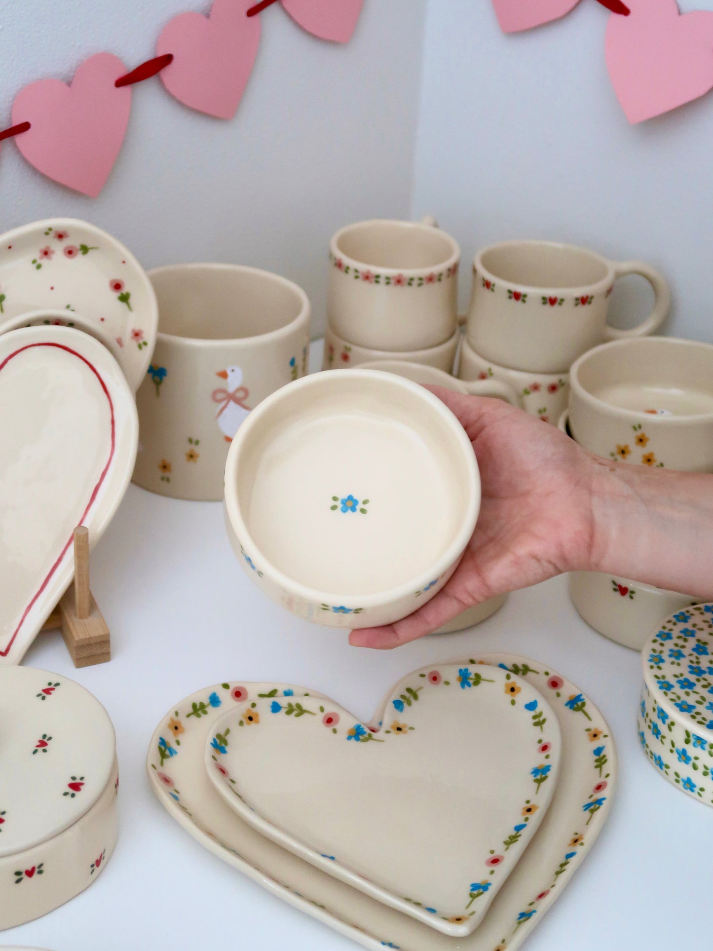 Bowl with a lid and blue flowers