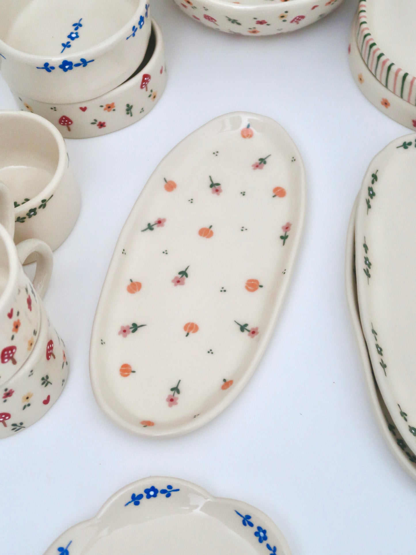 Platter with pumpkins and pink flowers - medium
