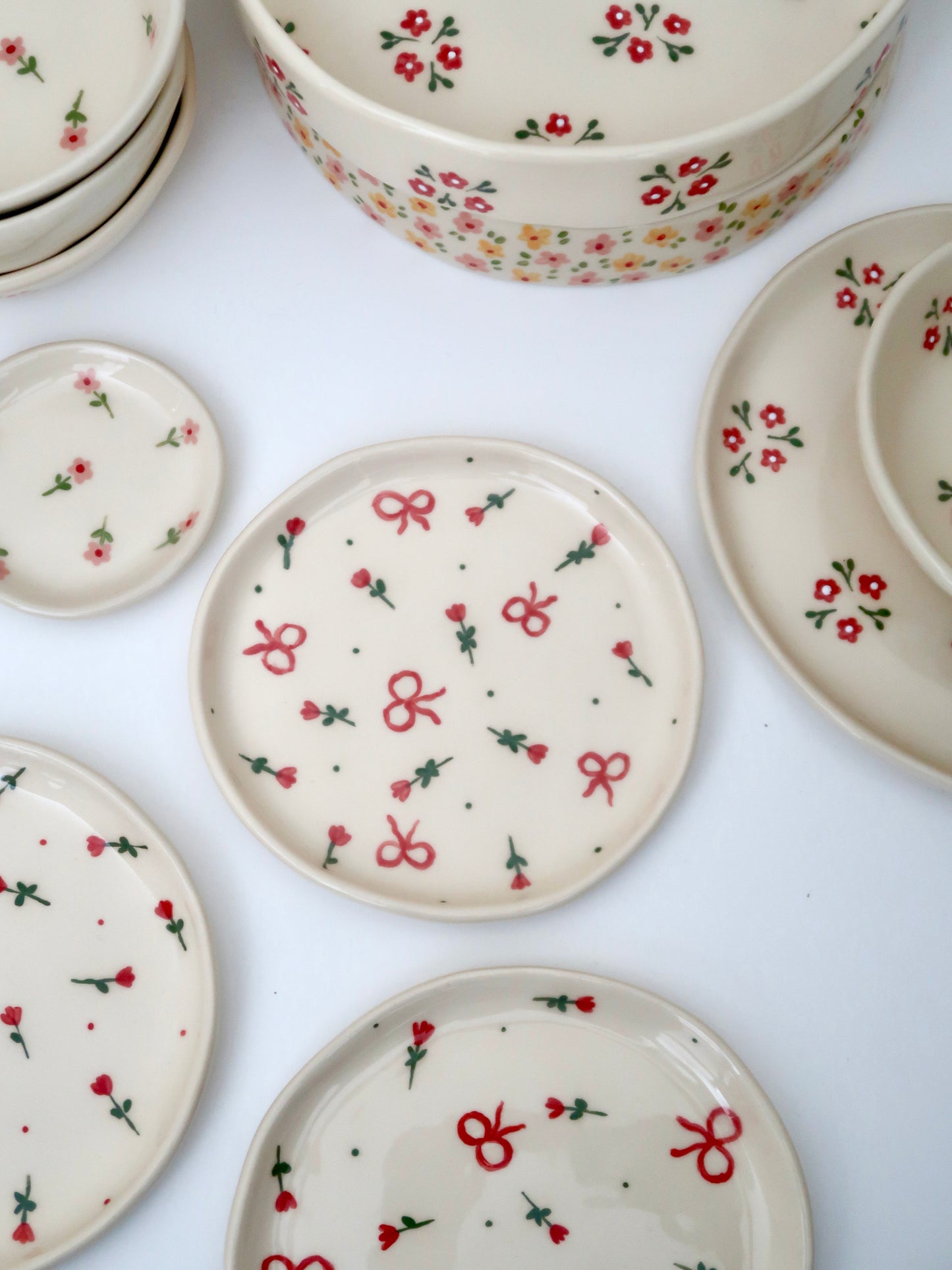 Set with red flowers and bows