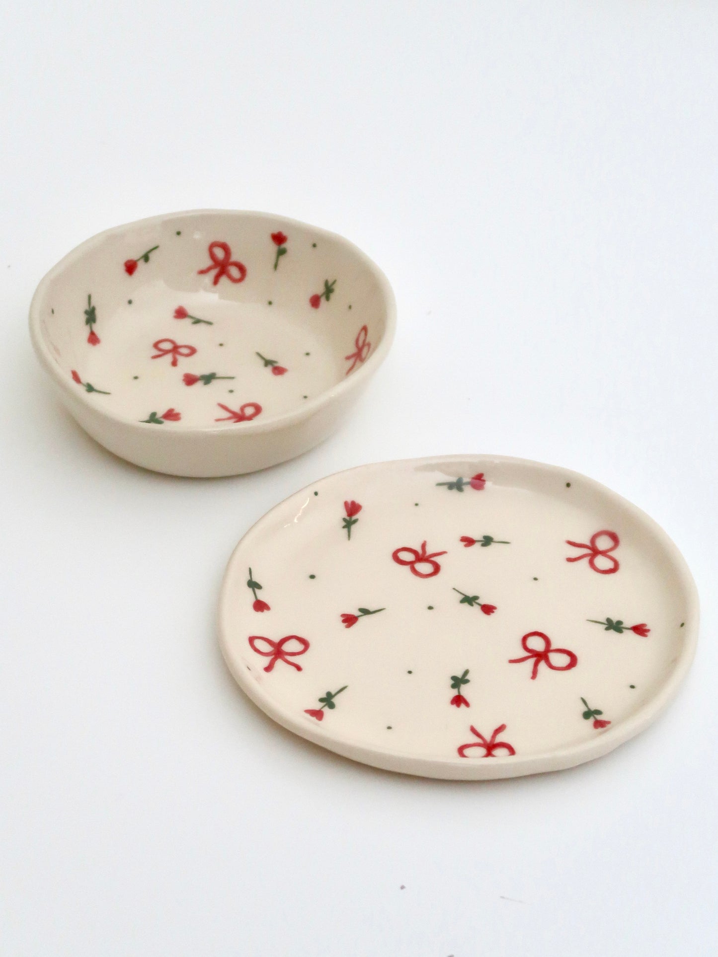 Set with red flowers and bows