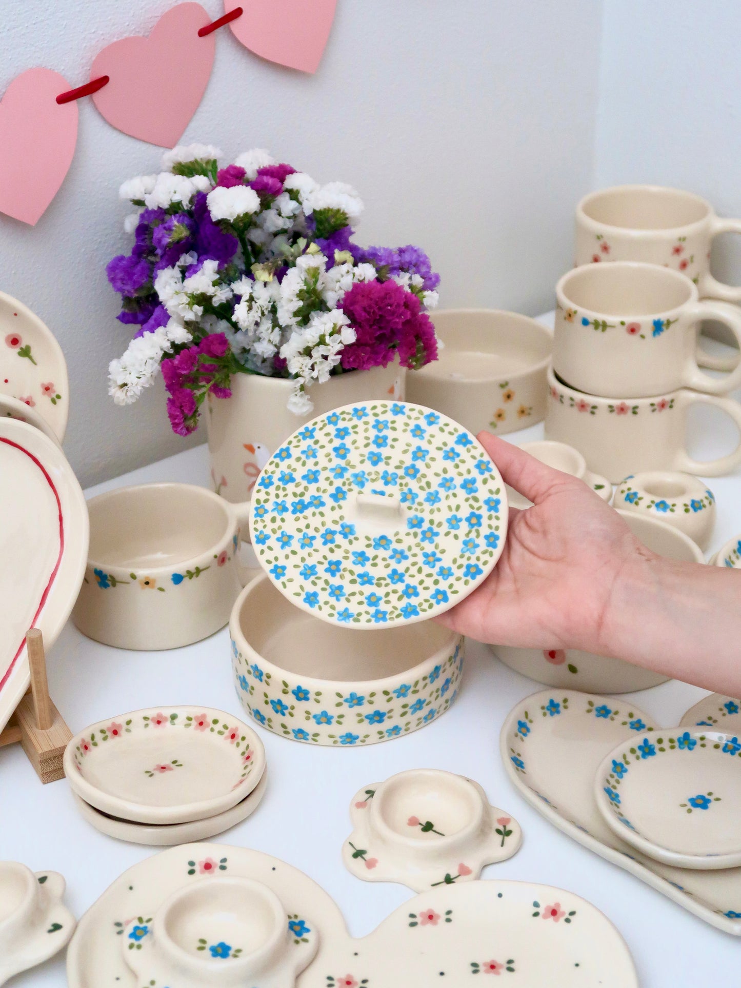 Bowl with lid and blue flowers