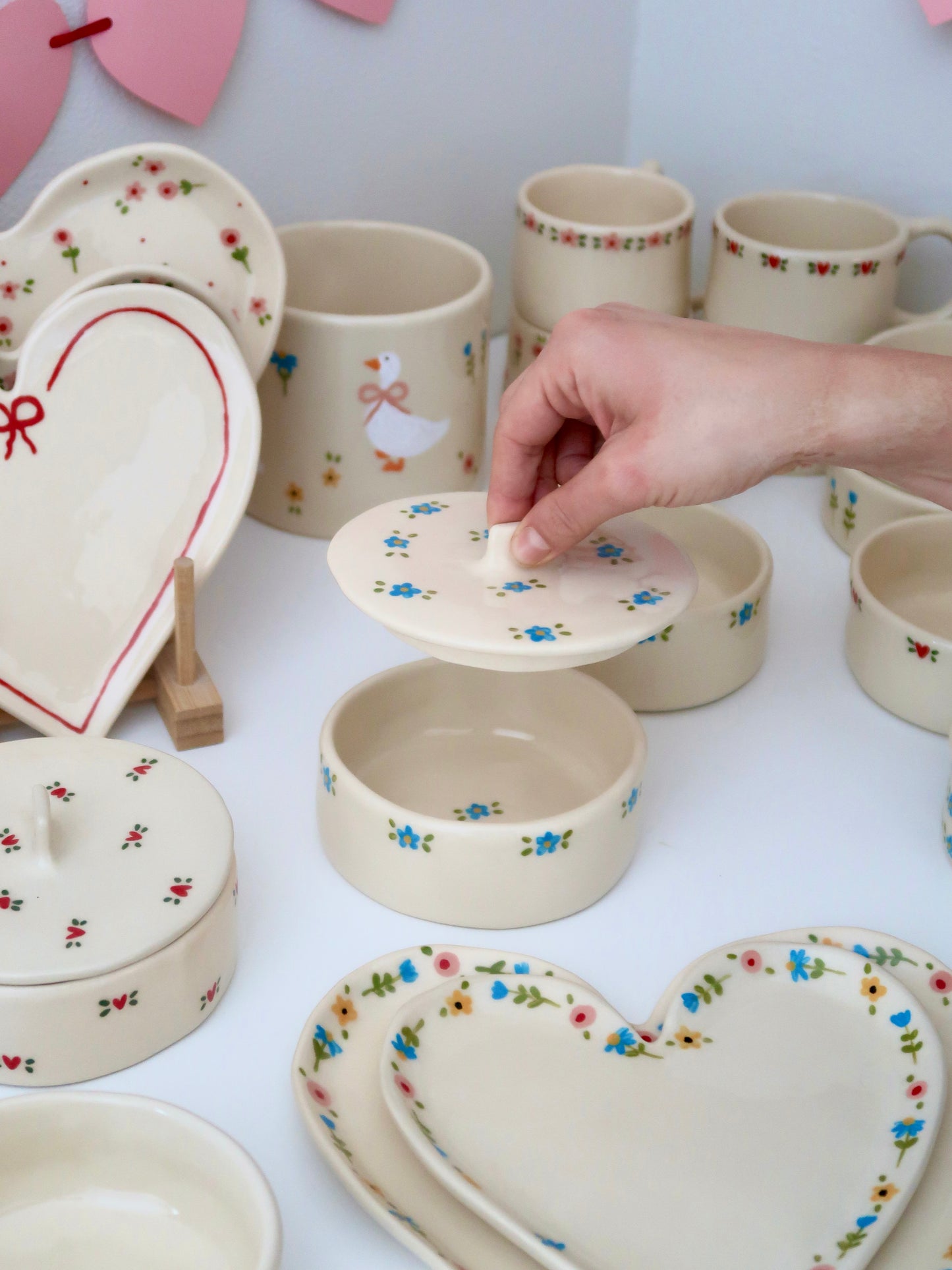 Bowl with a lid and blue flowers