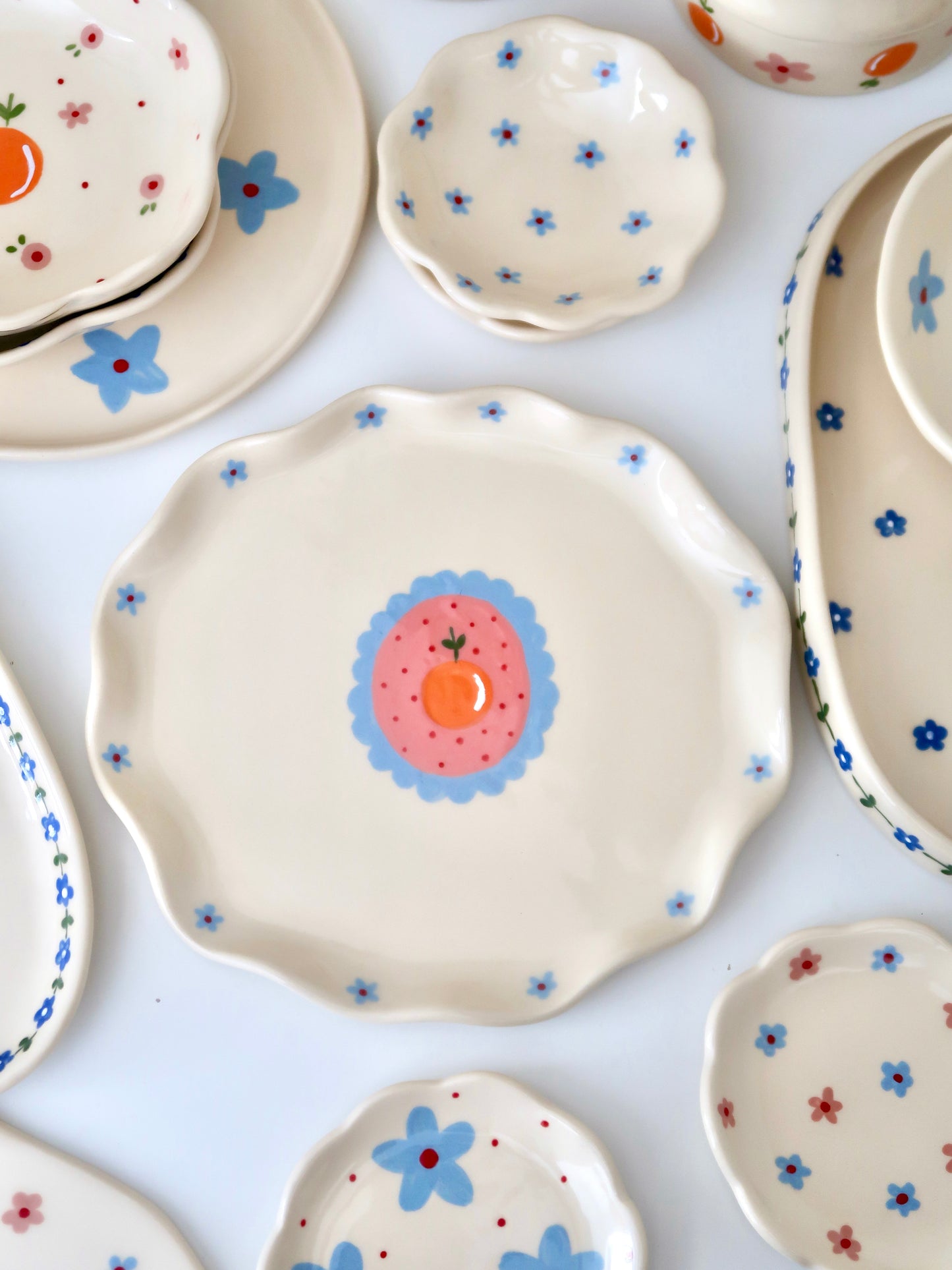Wavy plate with orange and blue flowers - 23Ø cm