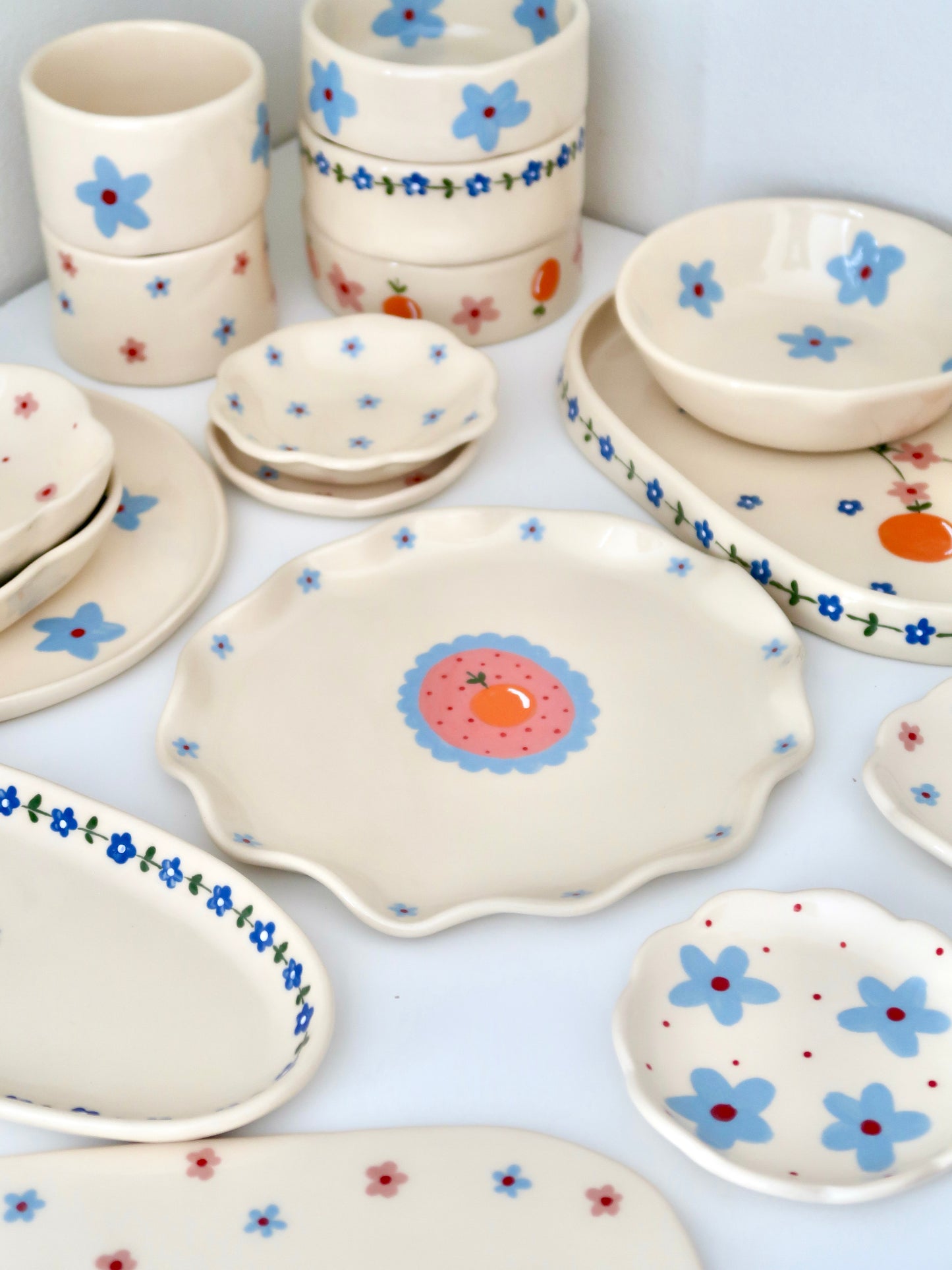 Wavy plate with orange and blue flowers - 23Ø cm
