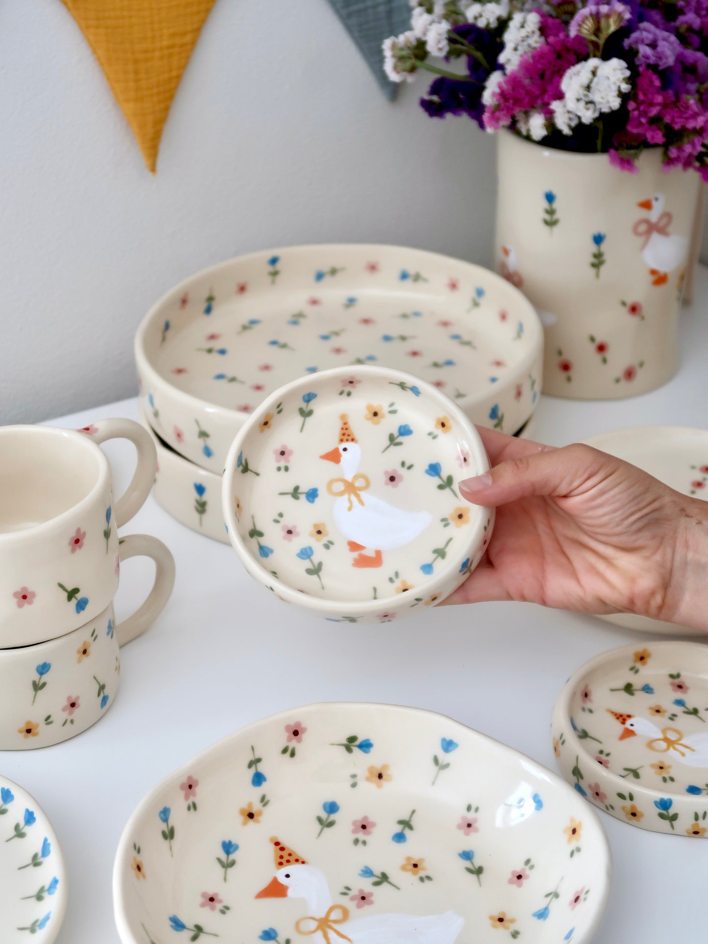 Ring dish with a duck and multicolor flowers