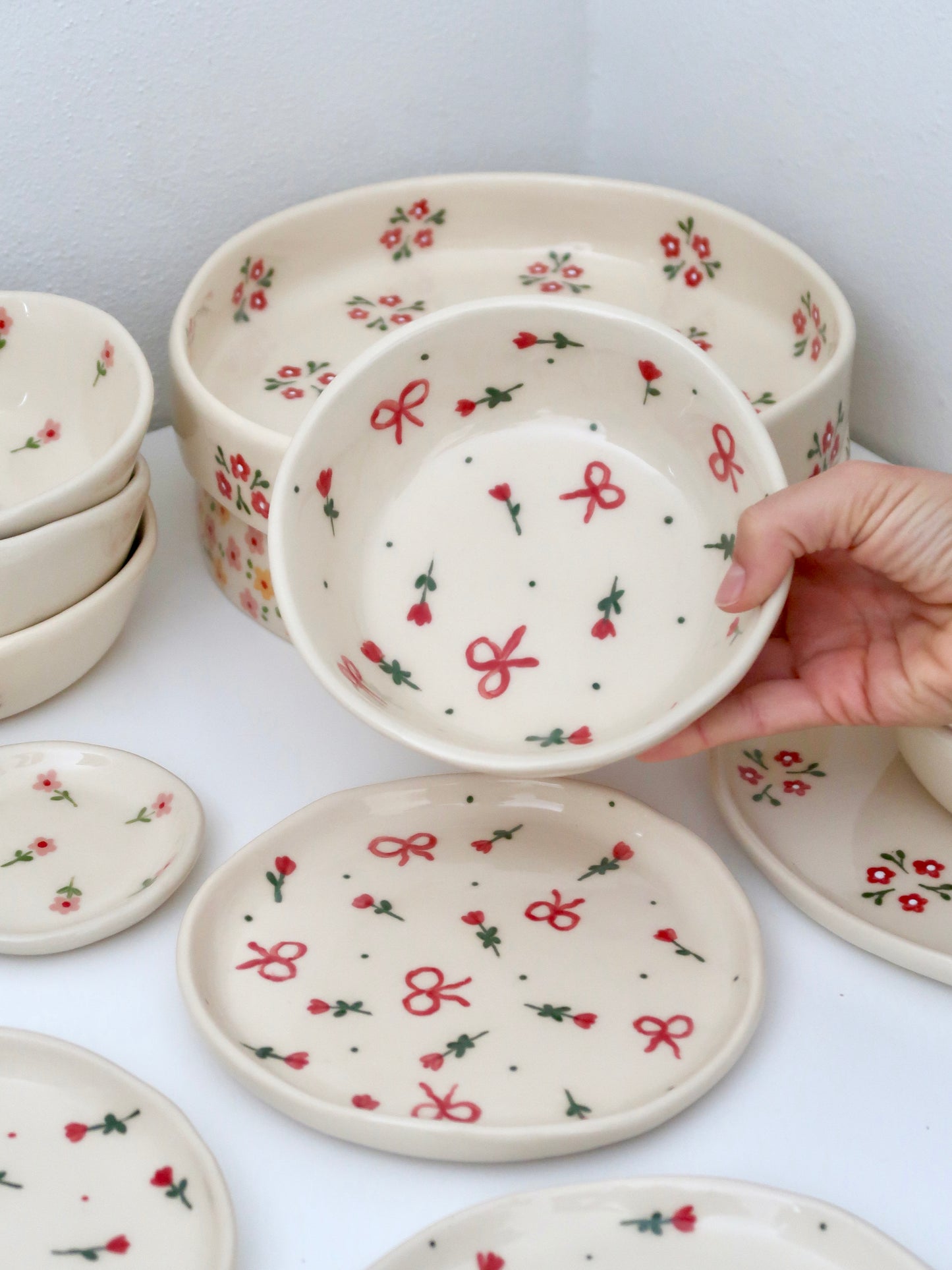 Set with red flowers and bows