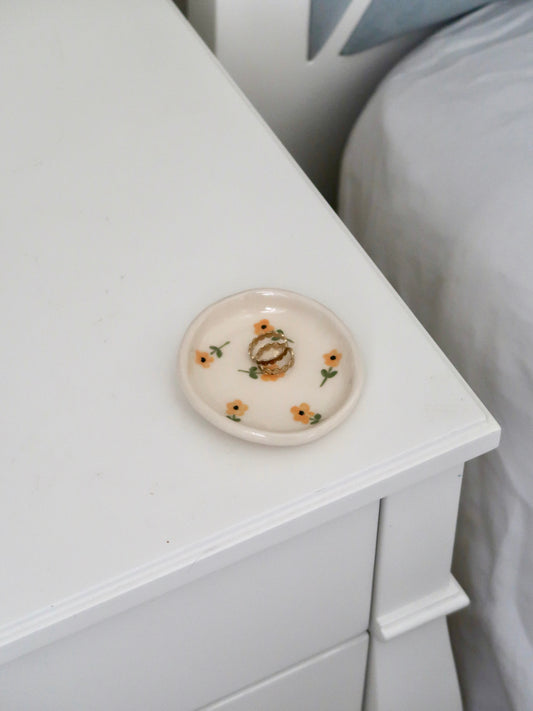 Ring dish with yellow flowers