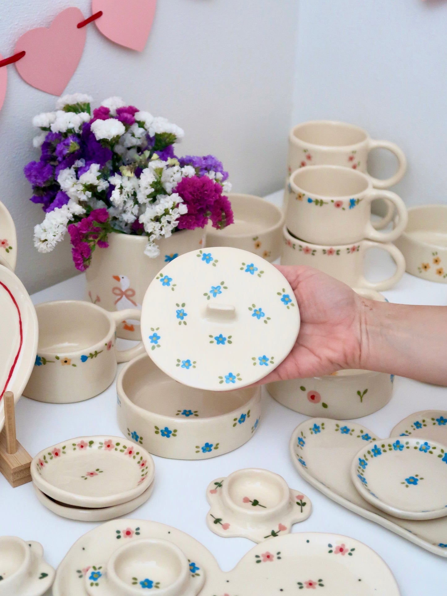 Bowl with lid and blue flowers