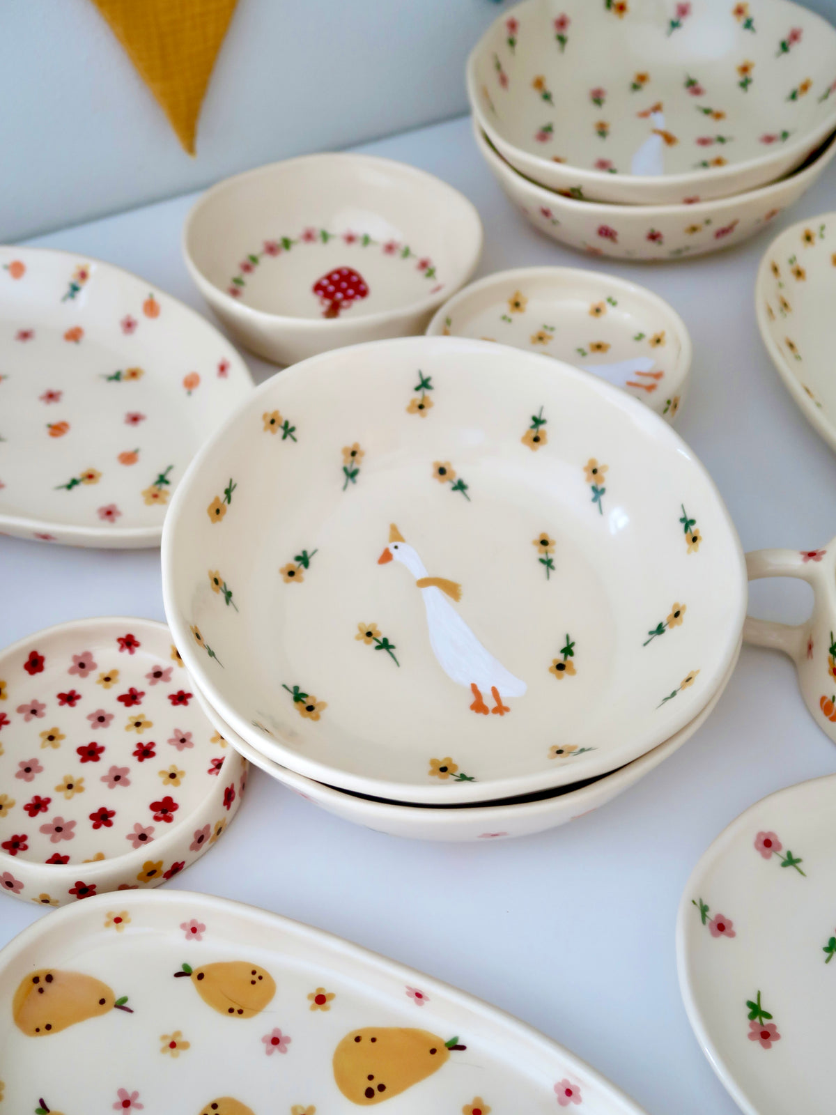 Bowl with a duck and yellow flowers (big)
