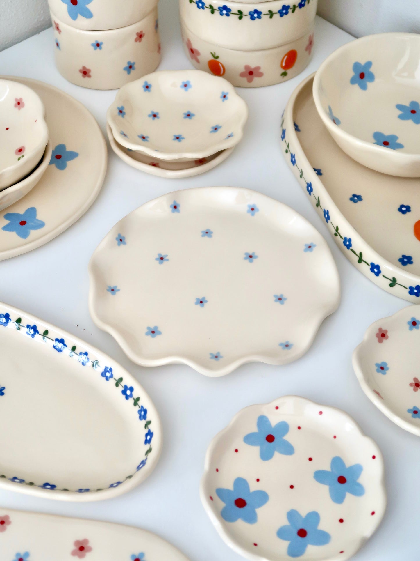 Wavy plate with blue flowers