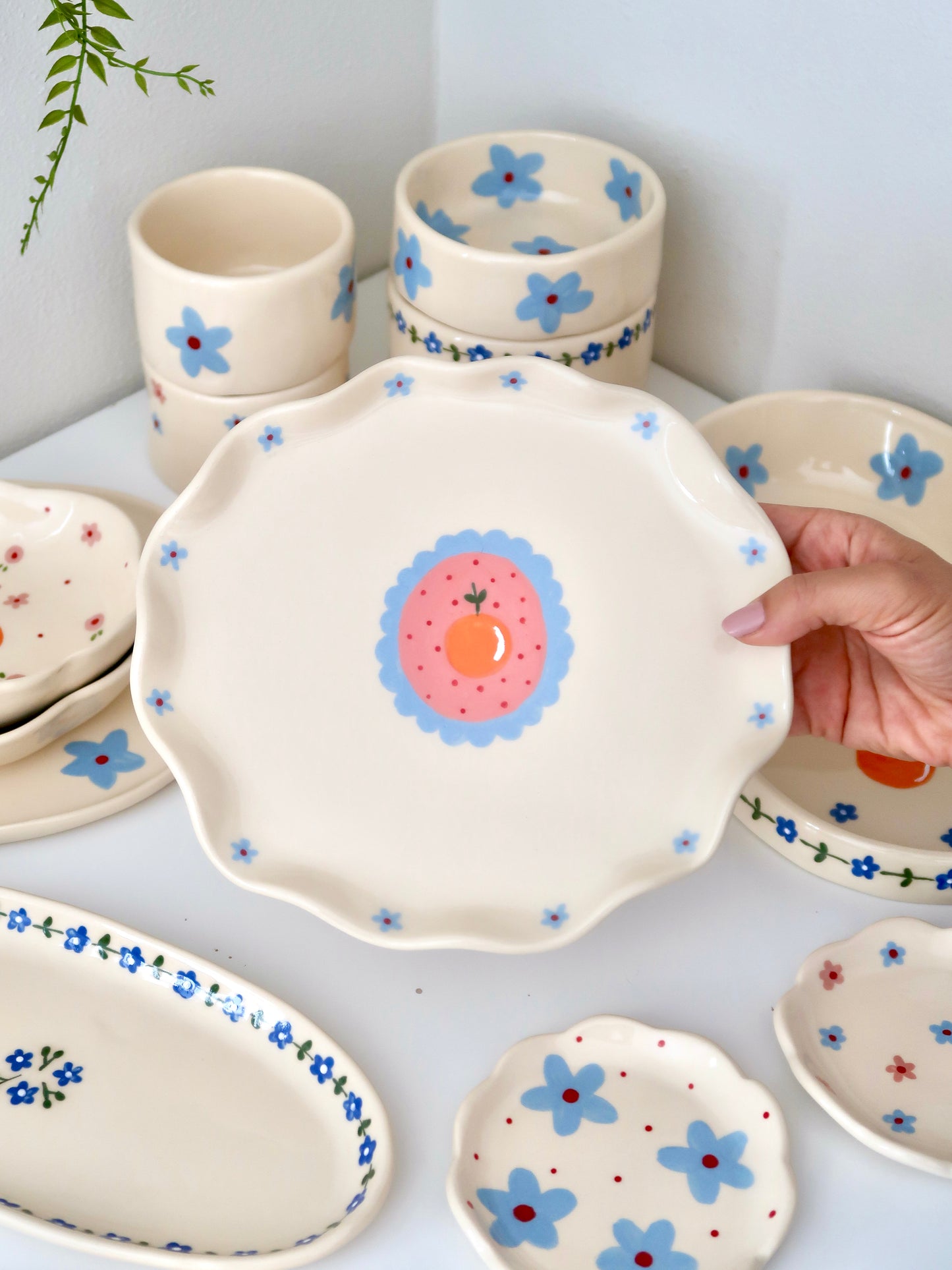 Wavy plate with orange and blue flowers - 23Ø cm
