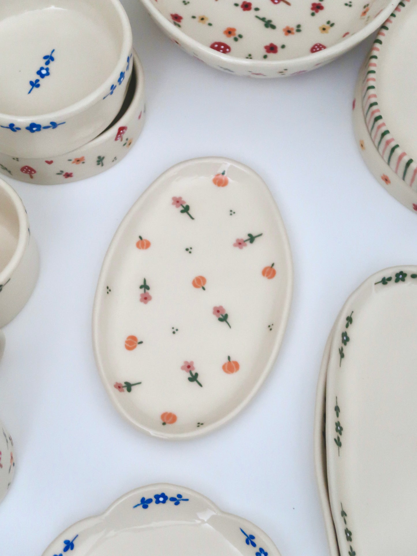 Platter with pumpkins and pink flowers