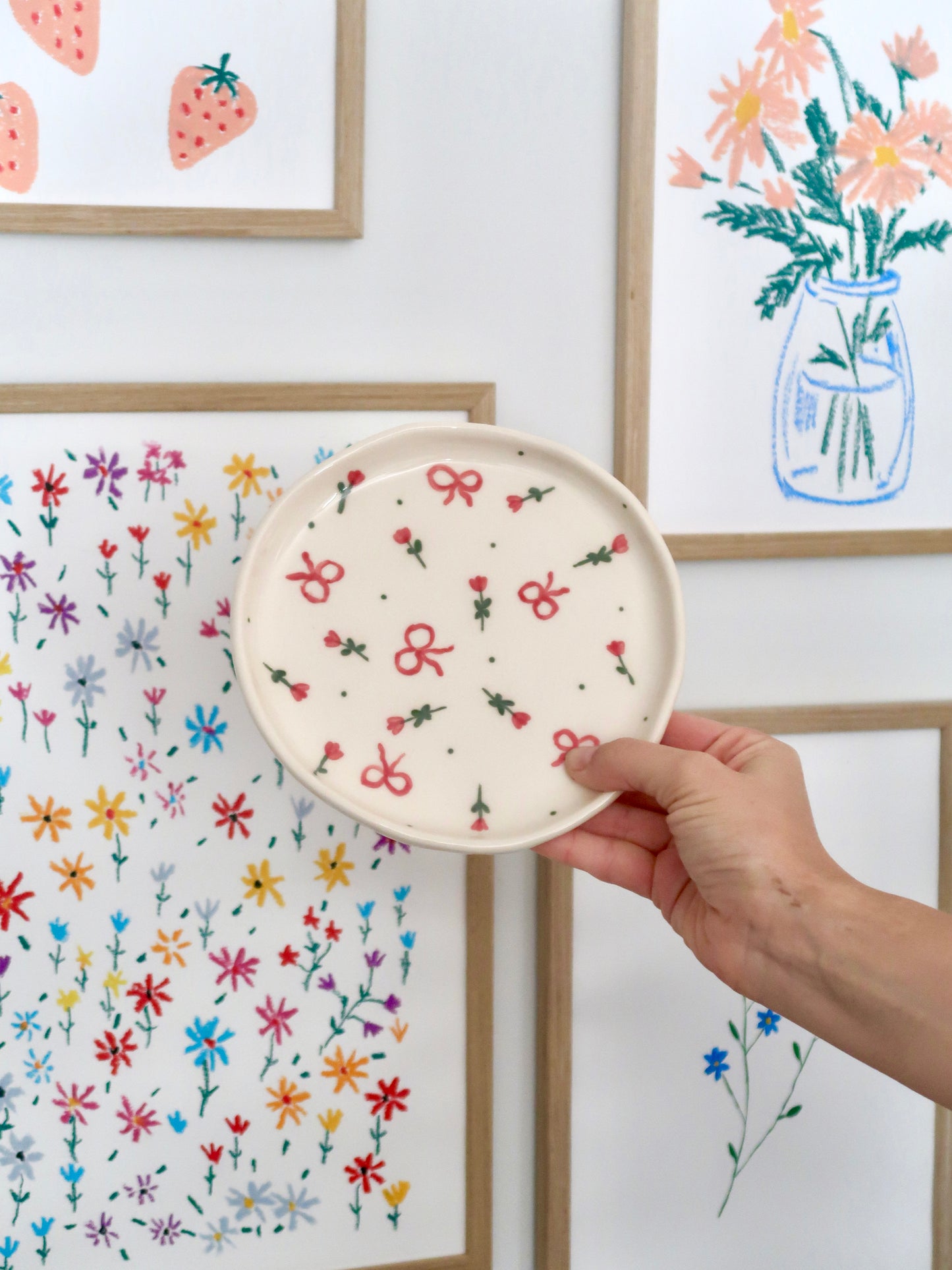 Set with red flowers and bows