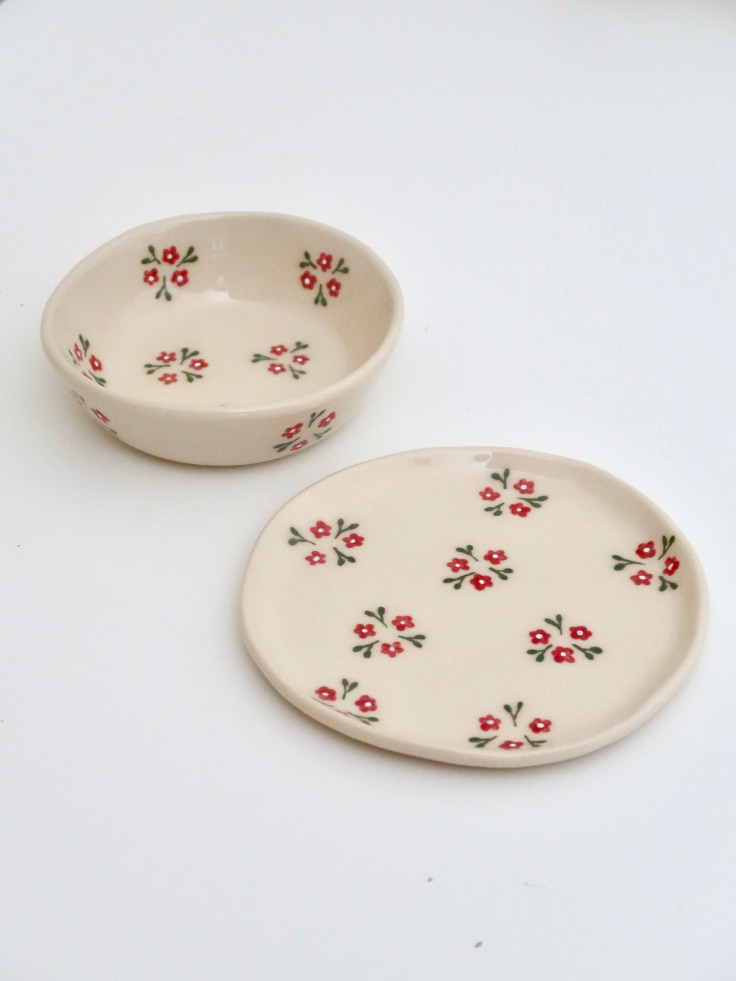 Set with red flowers