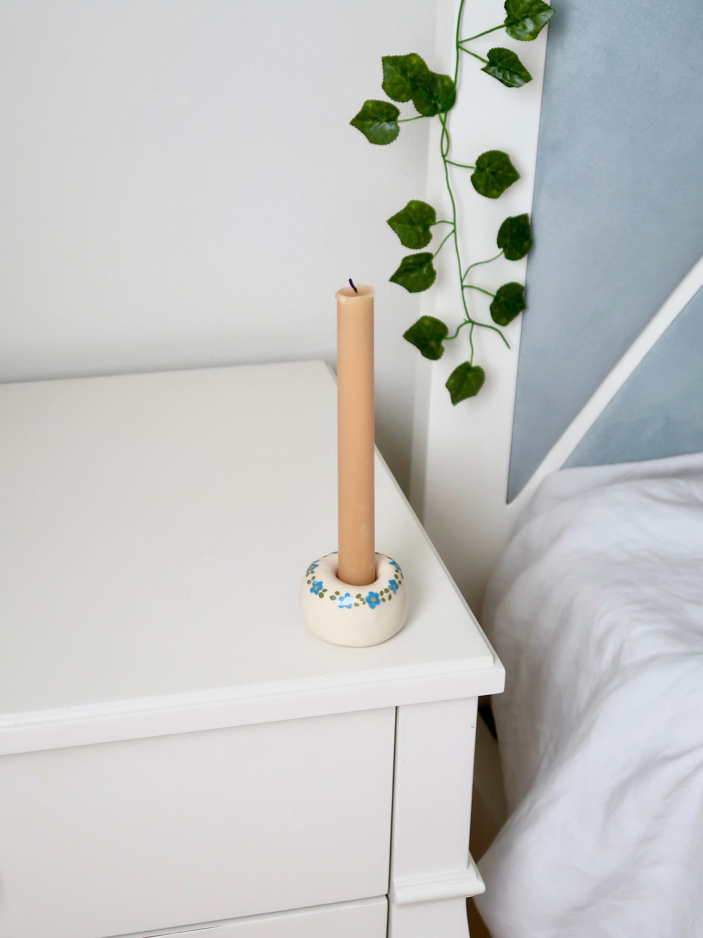 Candle holder with blue flowers