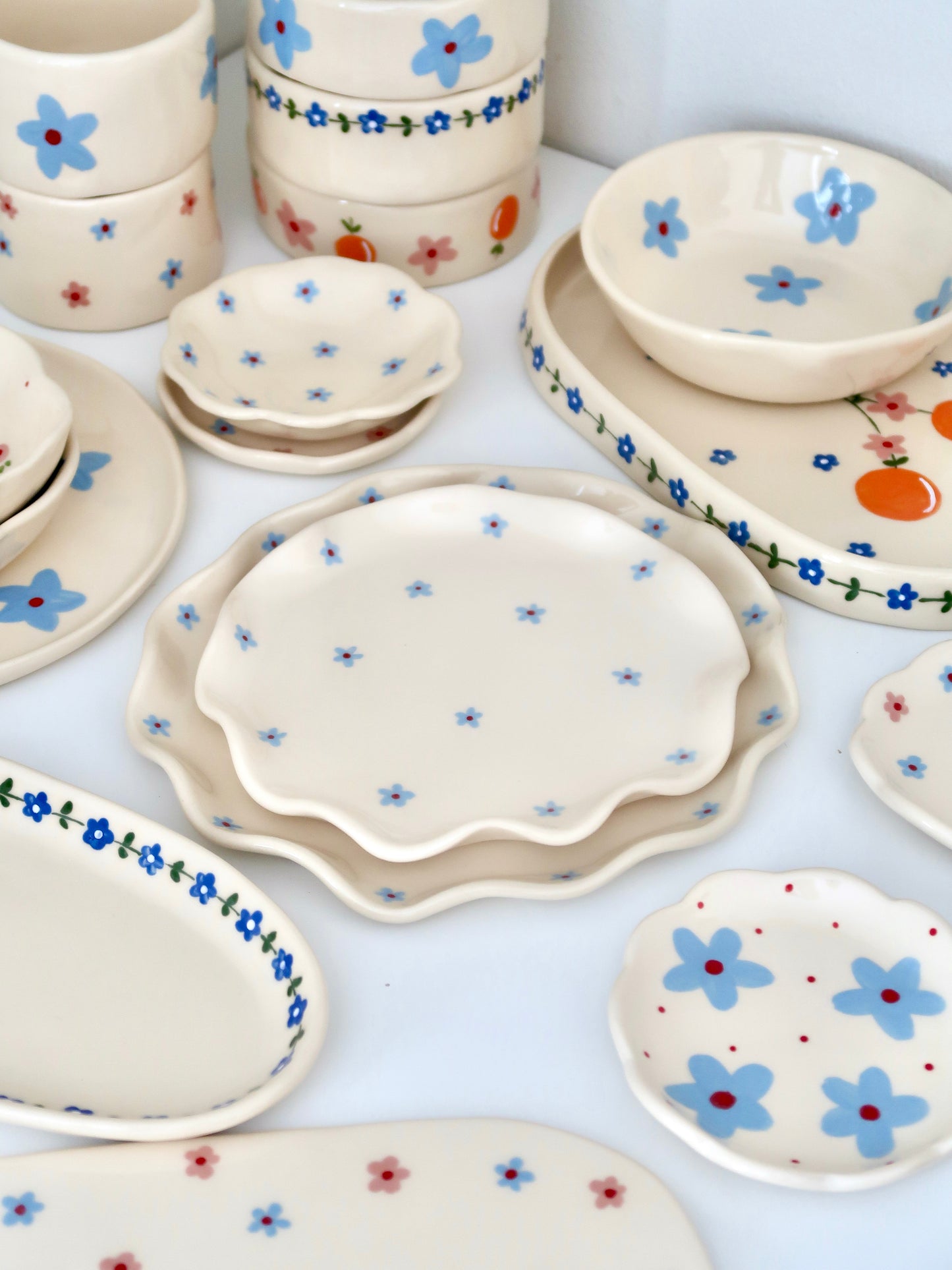 Wavy plate with blue flowers