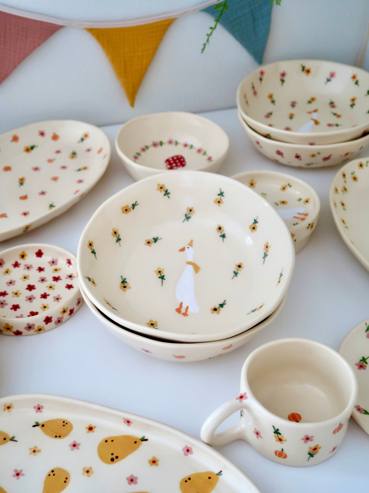 Bowl with a duck and yellow flowers (big)