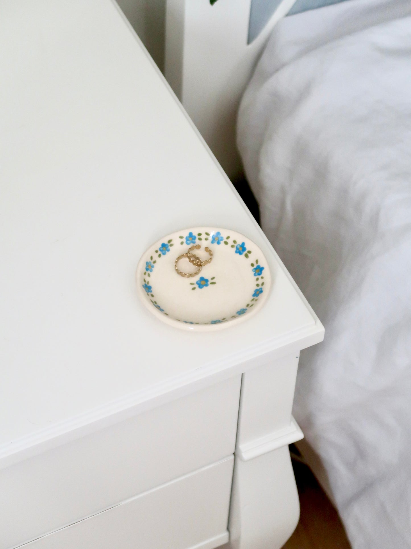 Ring dish with blue flowers
