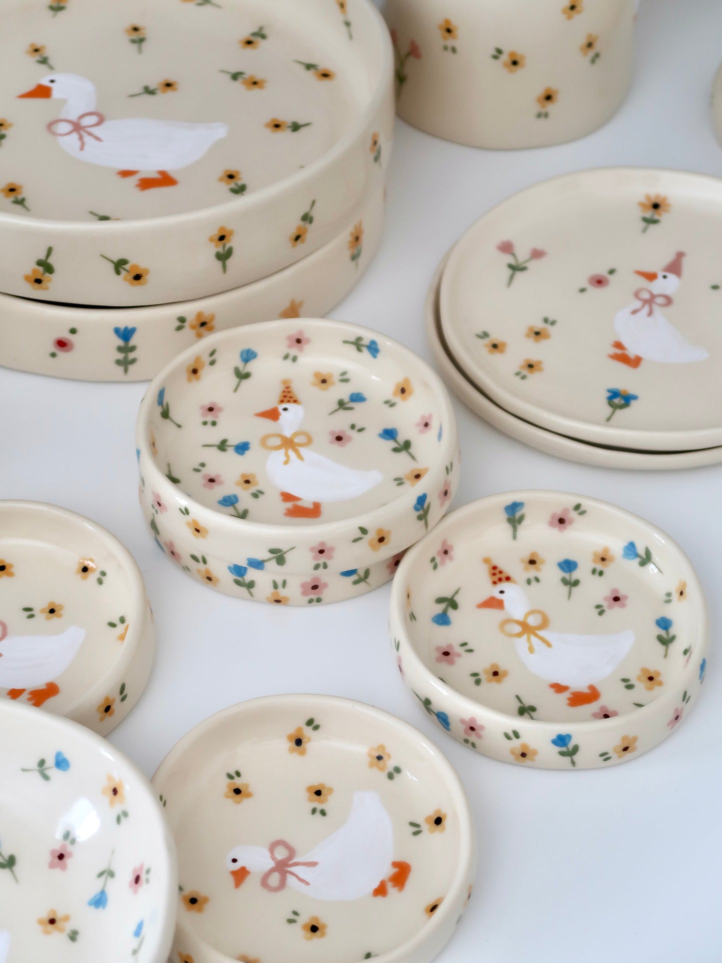 Ring dish with a duck and multicolor flowers