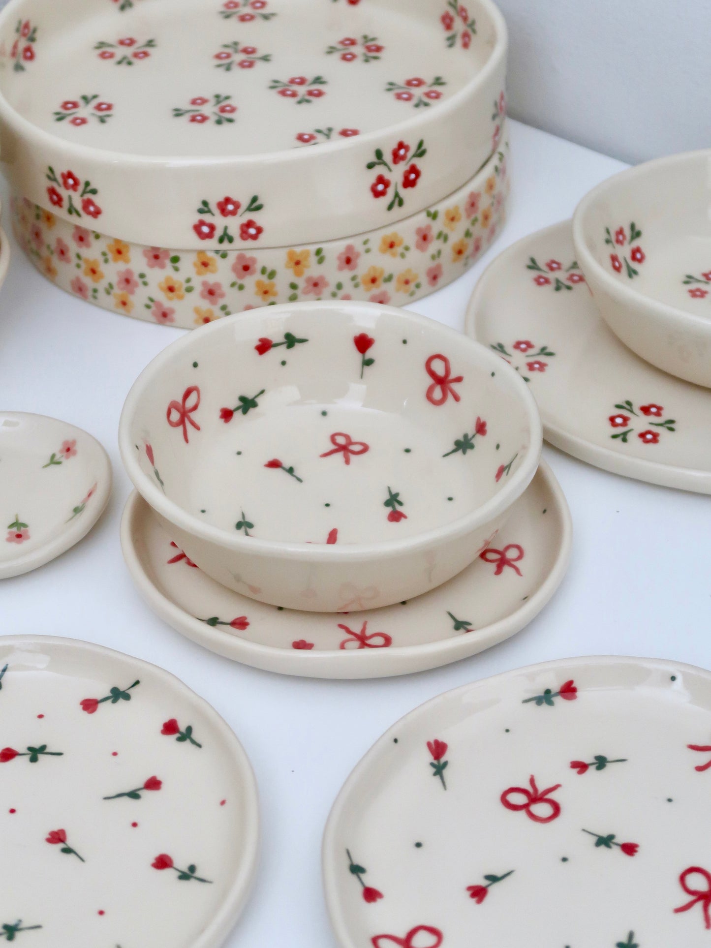 Set with red flowers and bows