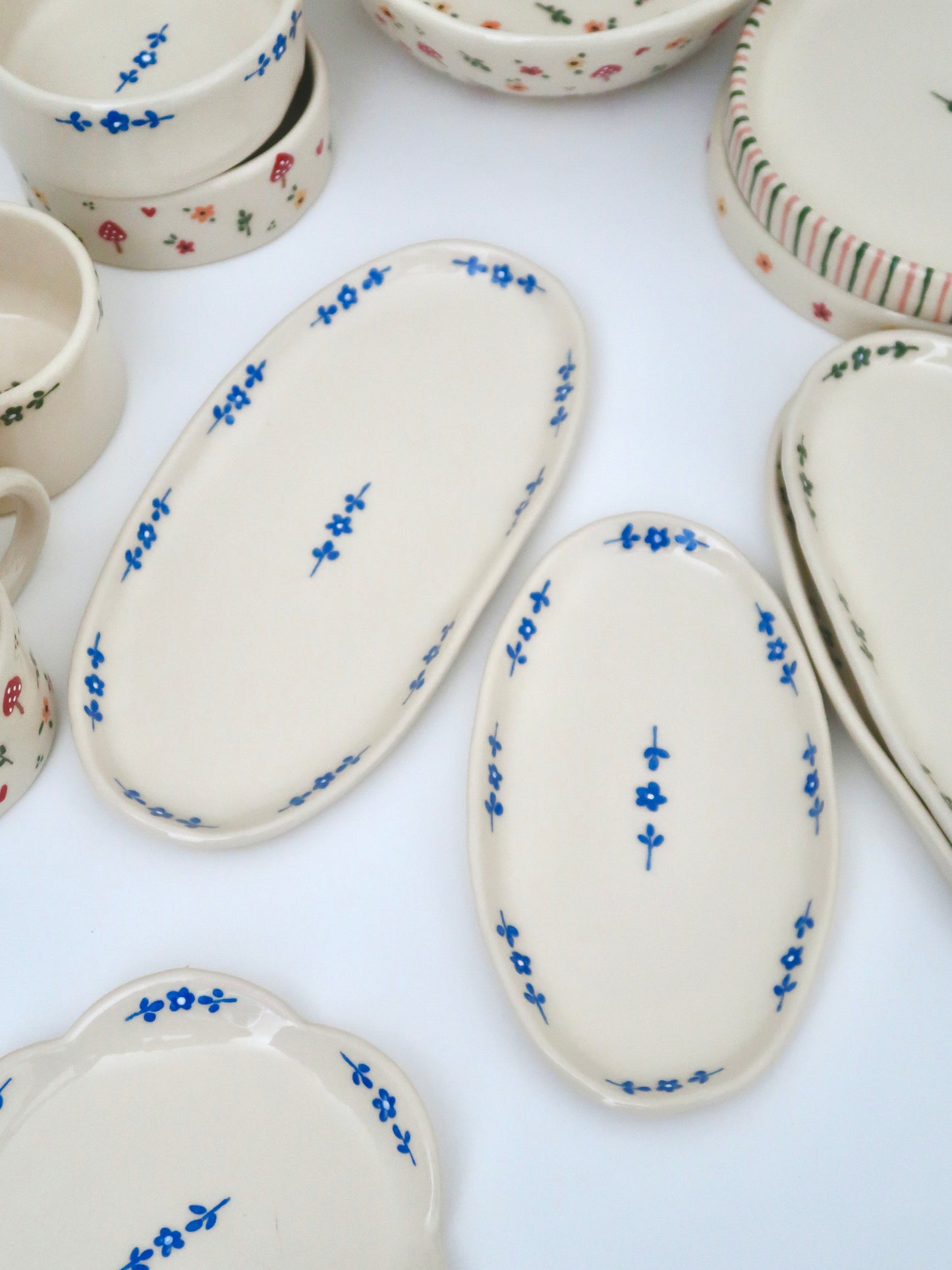 Platter with blue flowers - medium