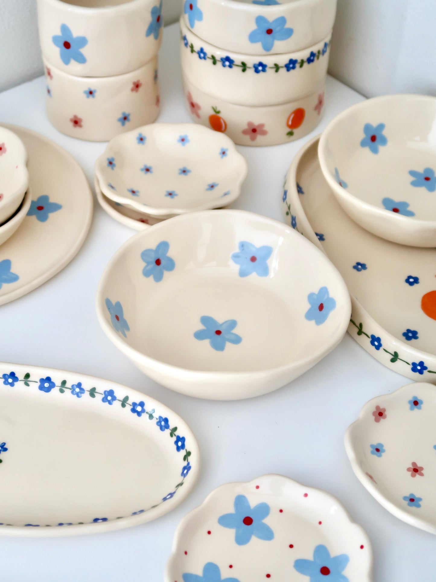 Bowl with and blue flowers