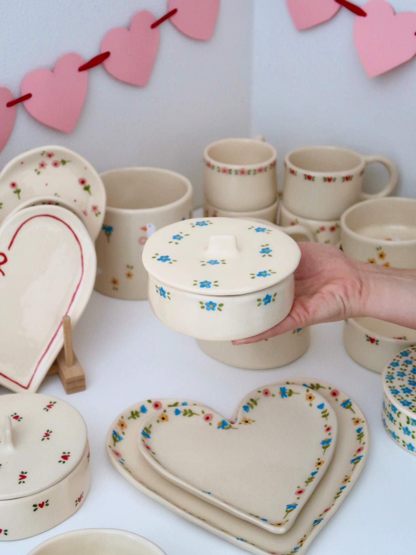 Bowl with a lid and blue flowers