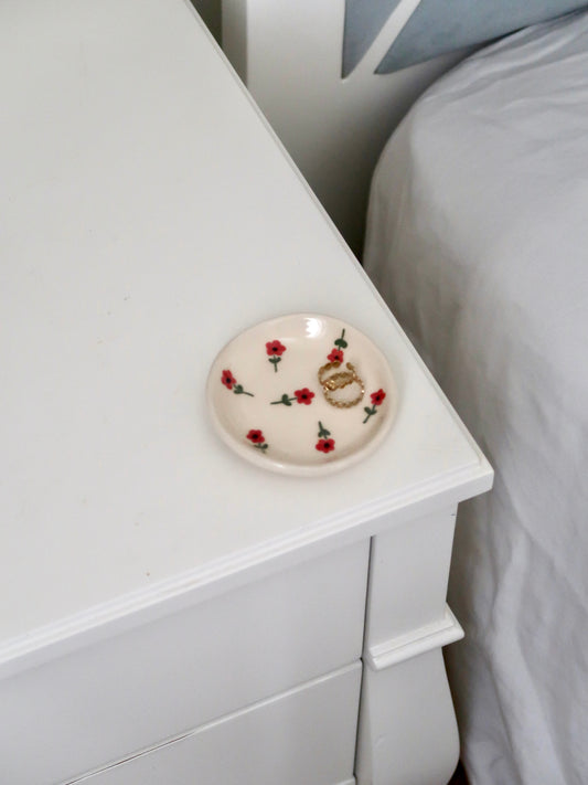 Ring dish with red flowers