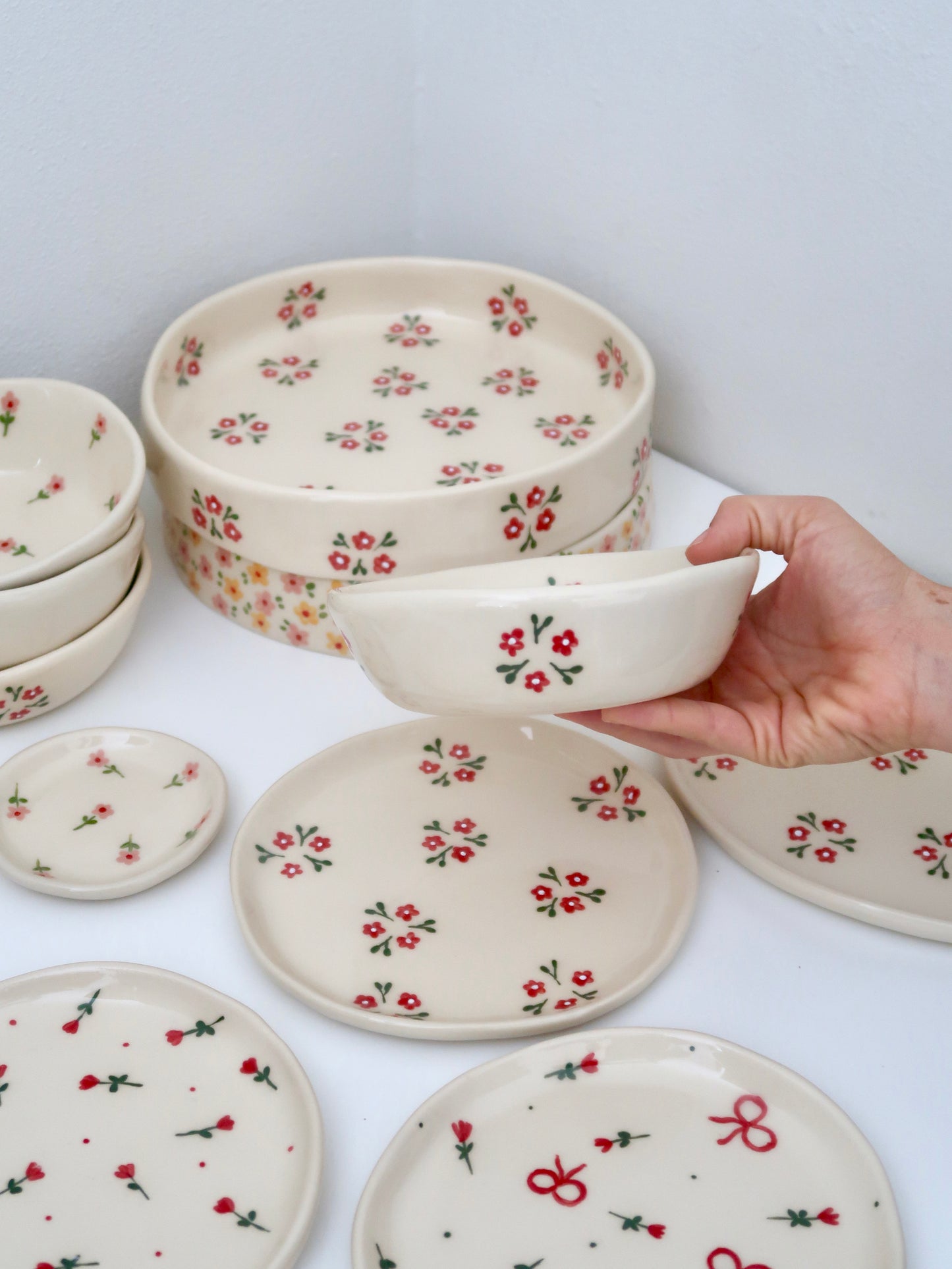 Set with red flowers