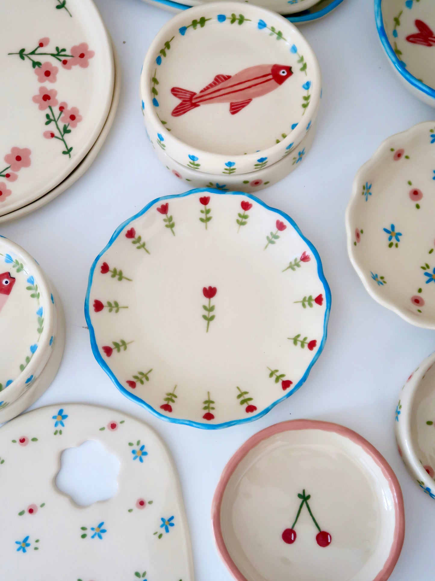 Breakfast/ dessert scalloped plate with red flowers